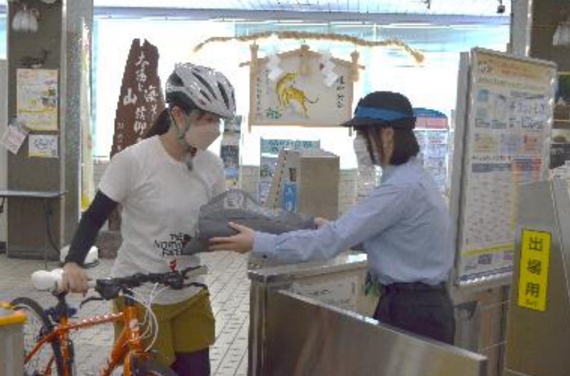 改札口での持ち込み用品受け取り