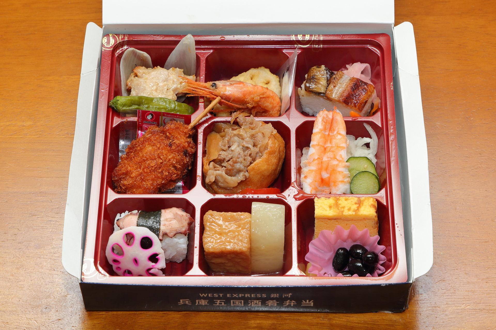 9つに仕切られたバリエーション豊かなお弁当です