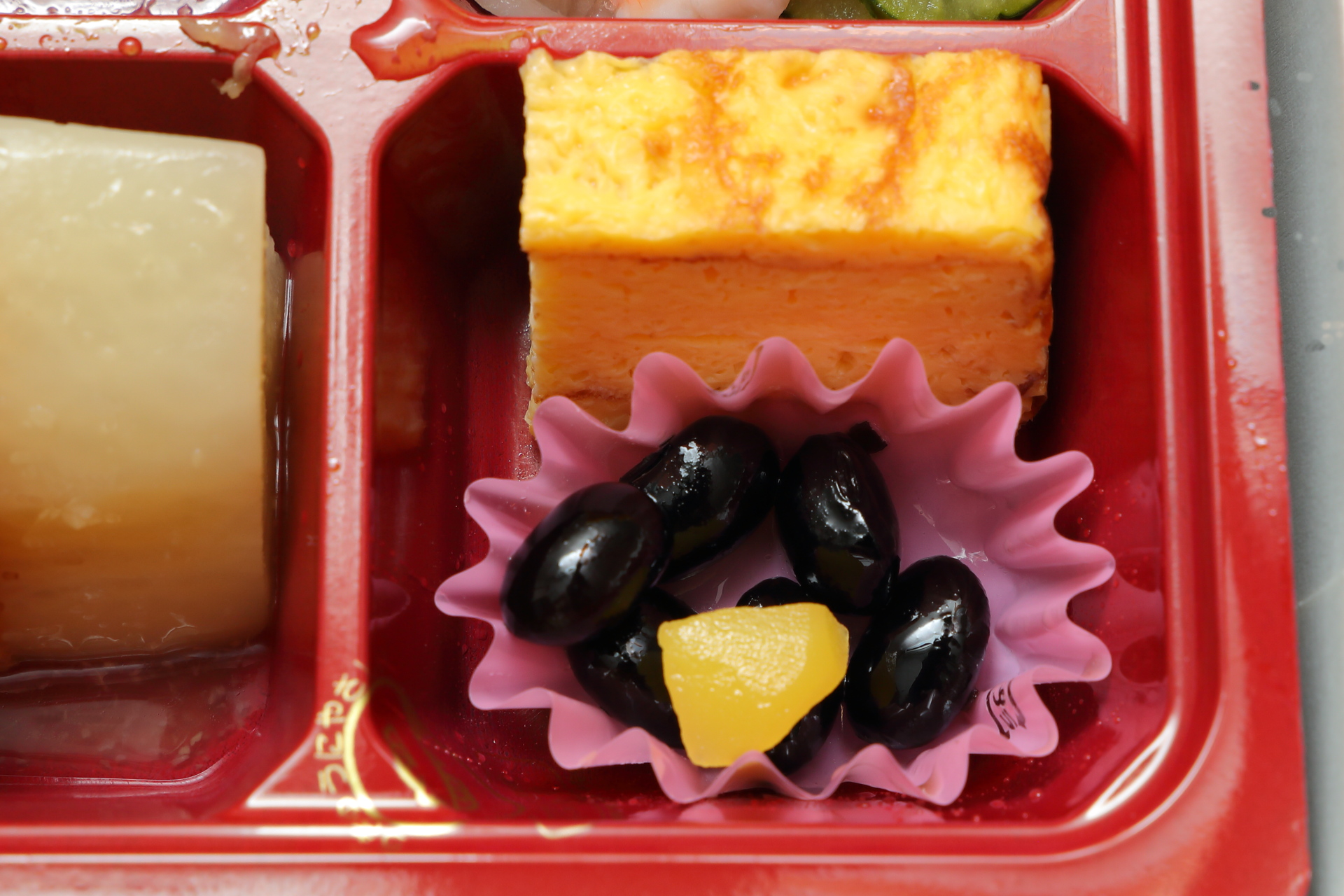 黒煮豆（甘露煮のせ）、玉子焼き