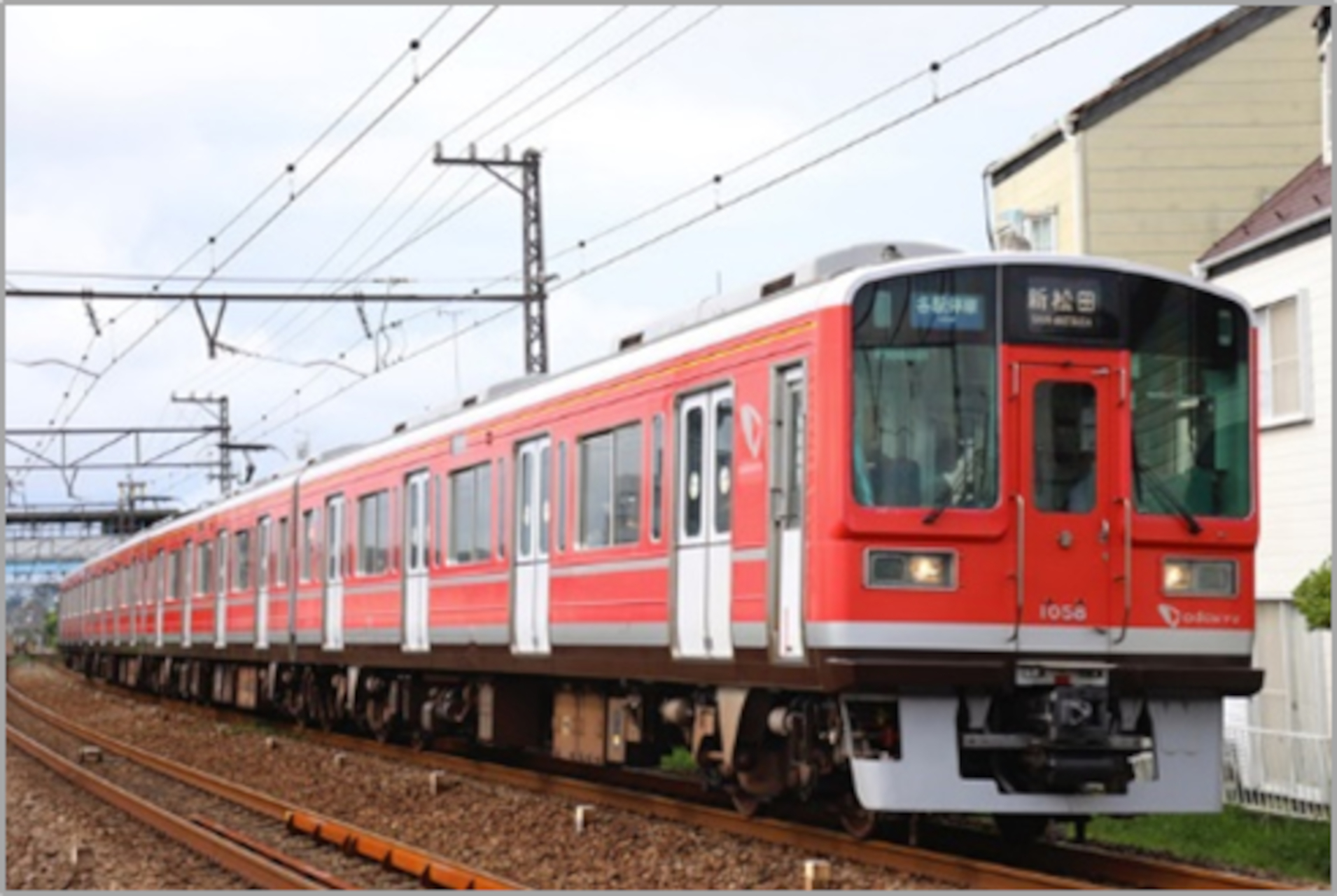 箱根登山電車のカラーリングをした赤い1000形（4両編成）