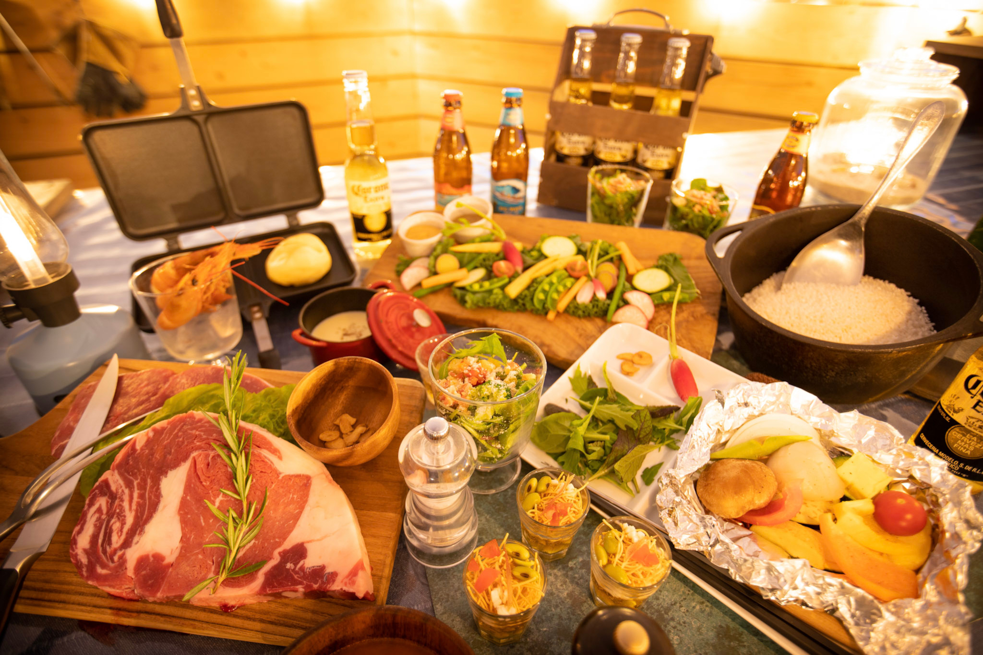 食事は茨城の美味しい野菜とカナダ産ビーフステーキを焚火鉄板グリルで焼き上げるBBQスタイル