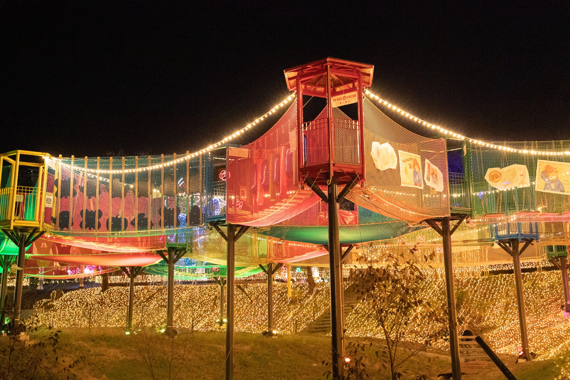 高低差のある地形を生かしたアウトドア施設ならではのイルミネーションが楽しめる