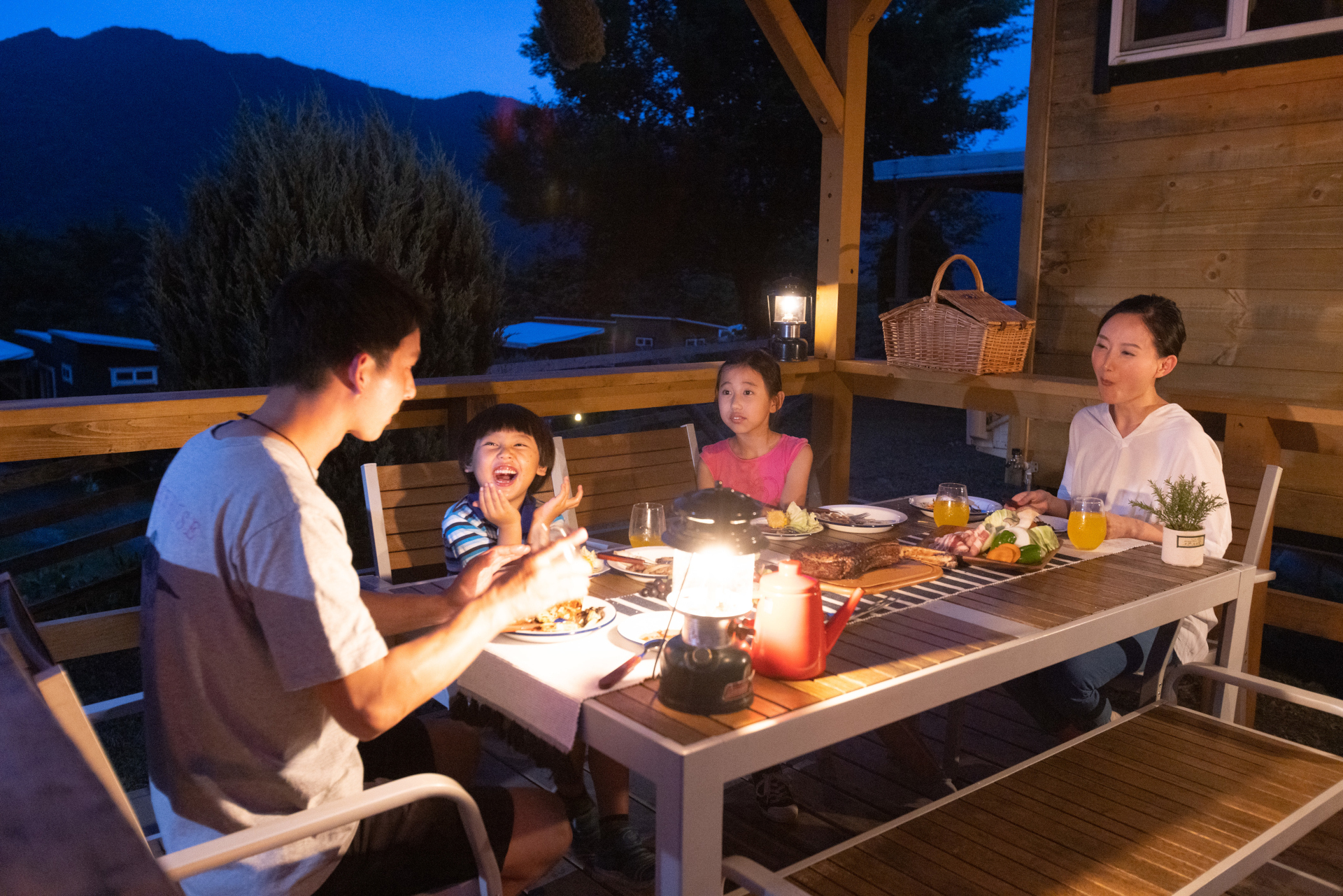 遊園地には日帰り温浴や露天風呂が楽しめる「さがみ湖温泉うるり」と、BBQや焚火が人気のアウトドア施設「PICAさがみ湖」が隣接