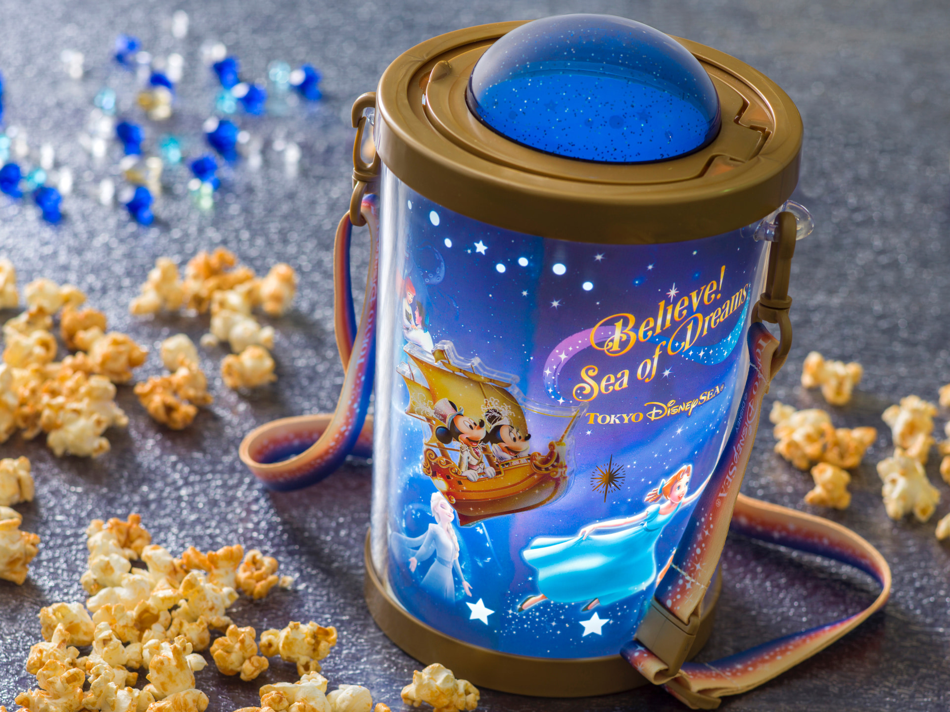 東京ディズニーシーは「ビリーヴ！～シー・オブ・ドリームス～」のスーベニア付きメニューとグッズを発売する