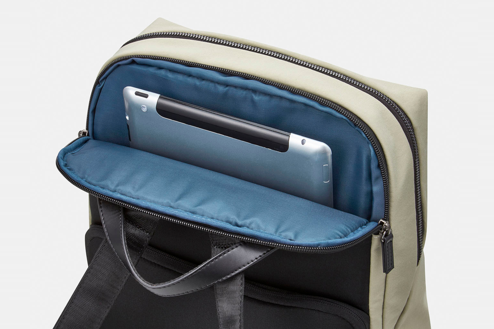 リュックにはPC収納部が備わる