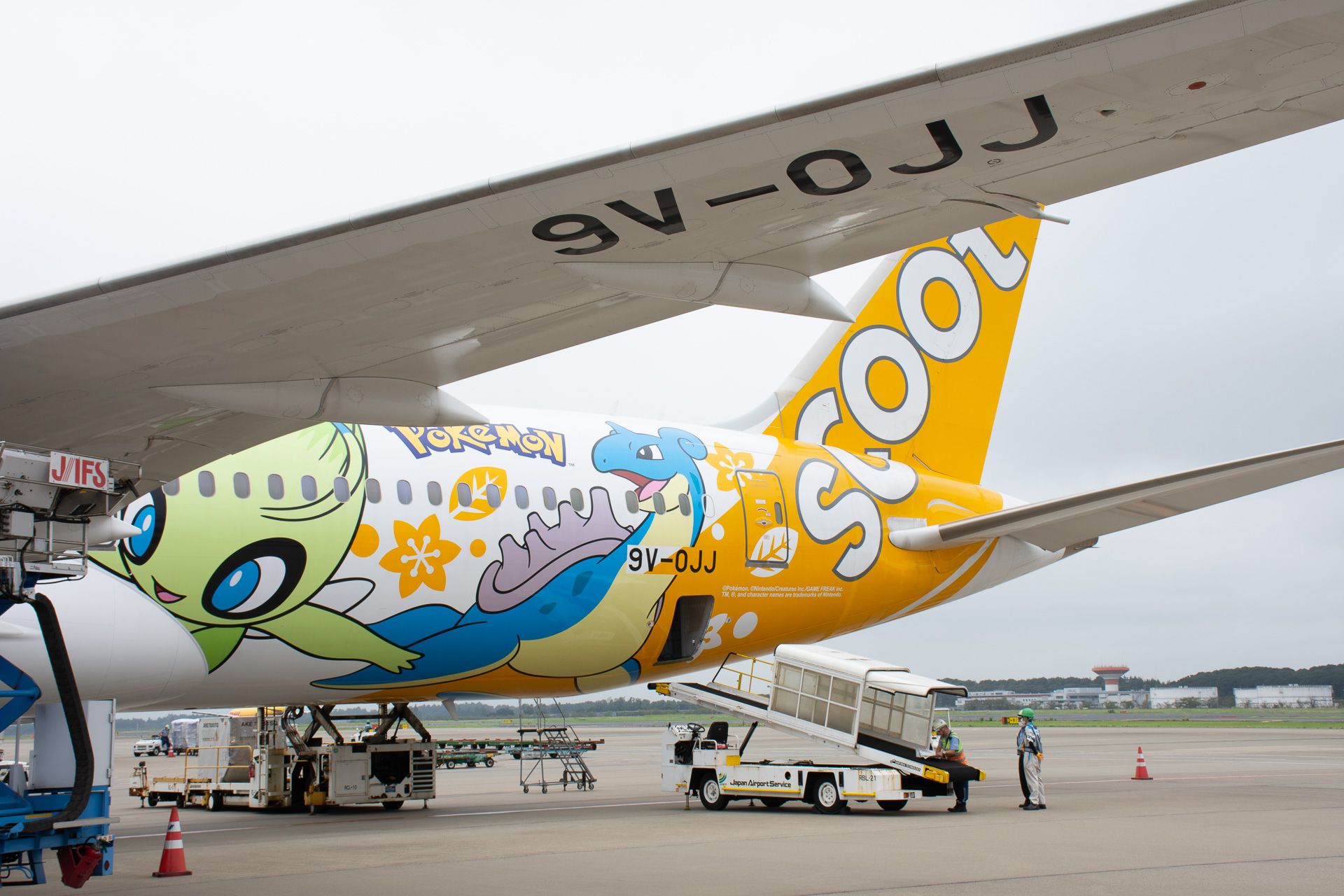 細かいところ（L1ドア脇のピカチュウやエンジンナセル裏側のピチューなど）にもポケモン要素を散りばめており、デザインのこだわりを感じる作り