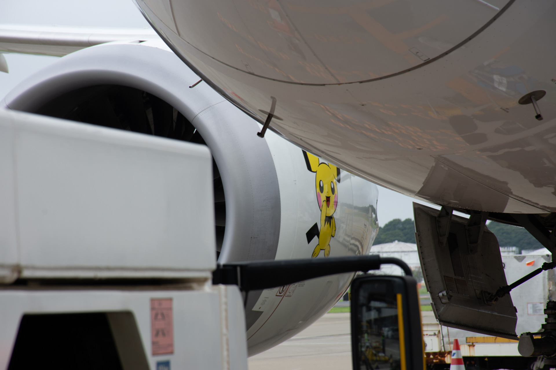 細かいところ（L1ドア脇のピカチュウやエンジンナセル裏側のピチューなど）にもポケモン要素を散りばめており、デザインのこだわりを感じる作り