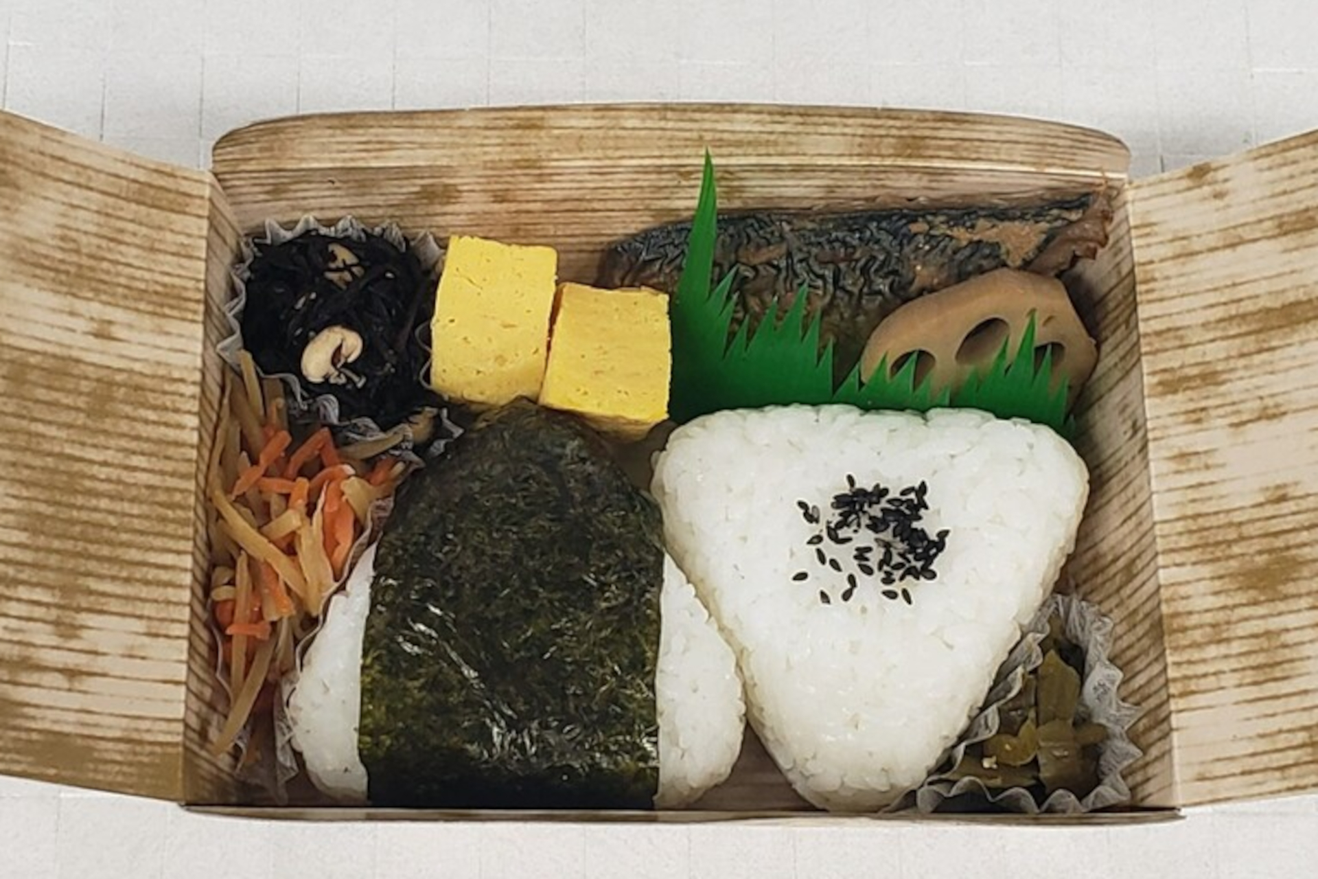 明治時代の駅弁を再現した、各日50個限定「明治村おにぎり駅弁」（700円）も販売