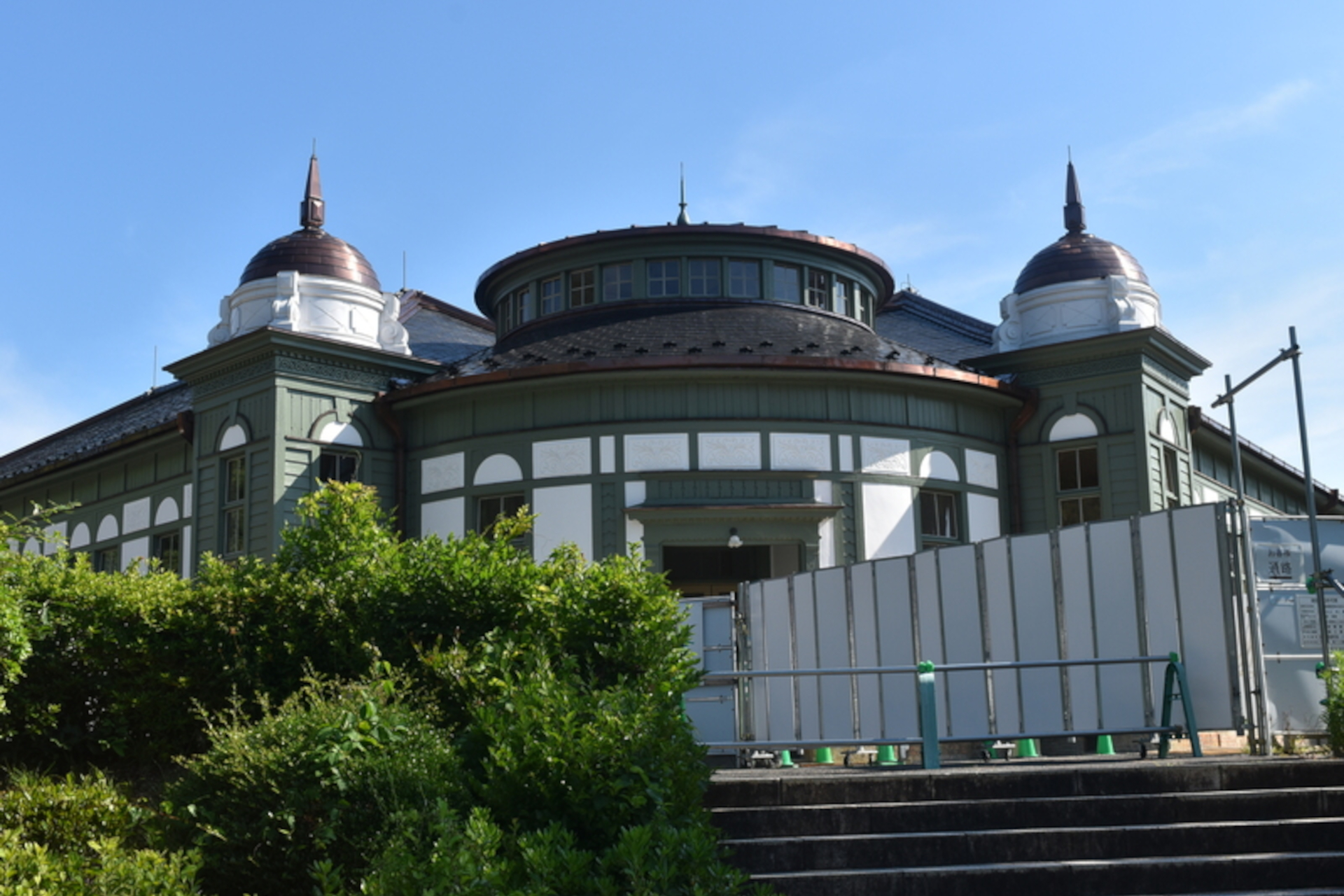 外観は修理工事中