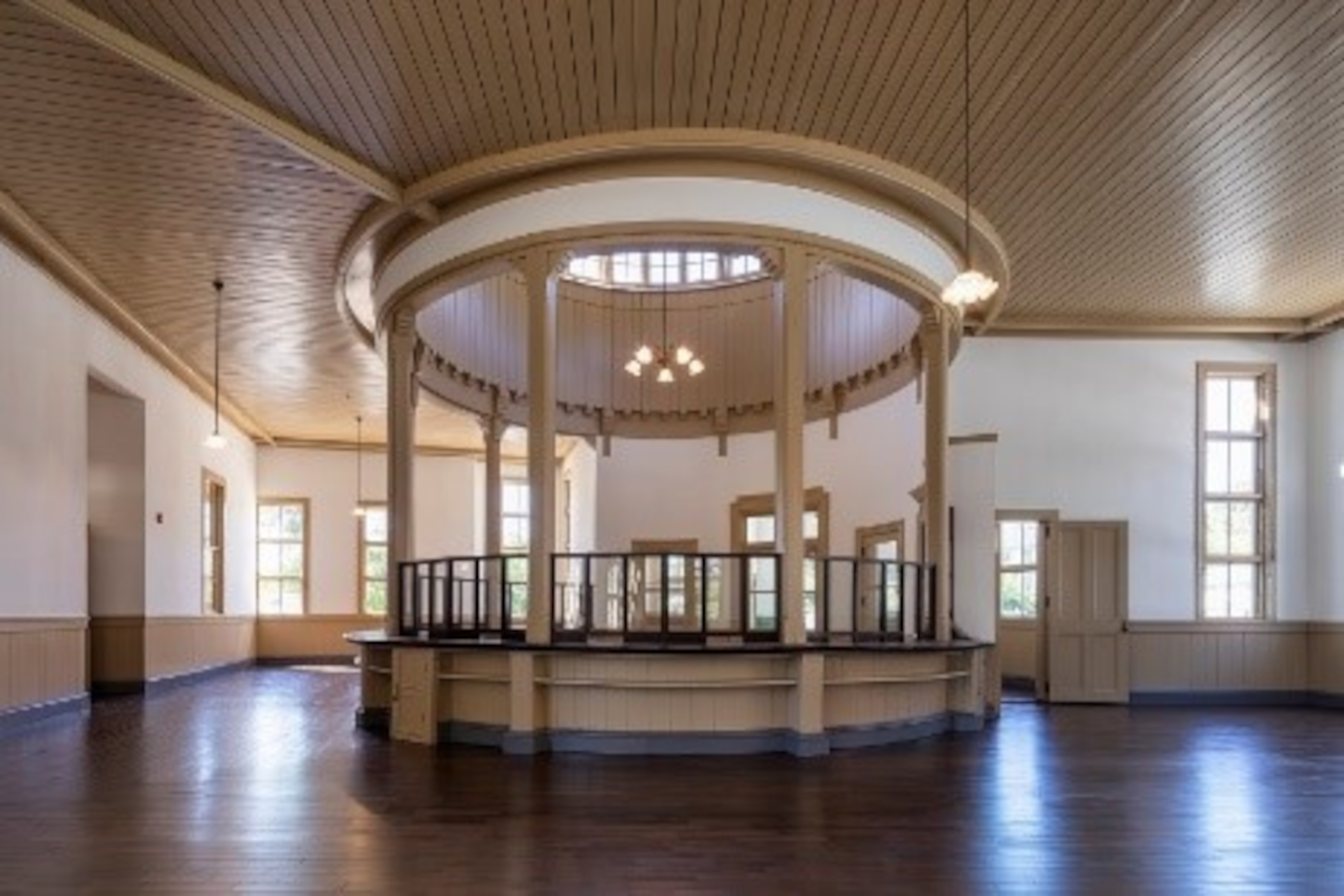 公衆溜りの内観