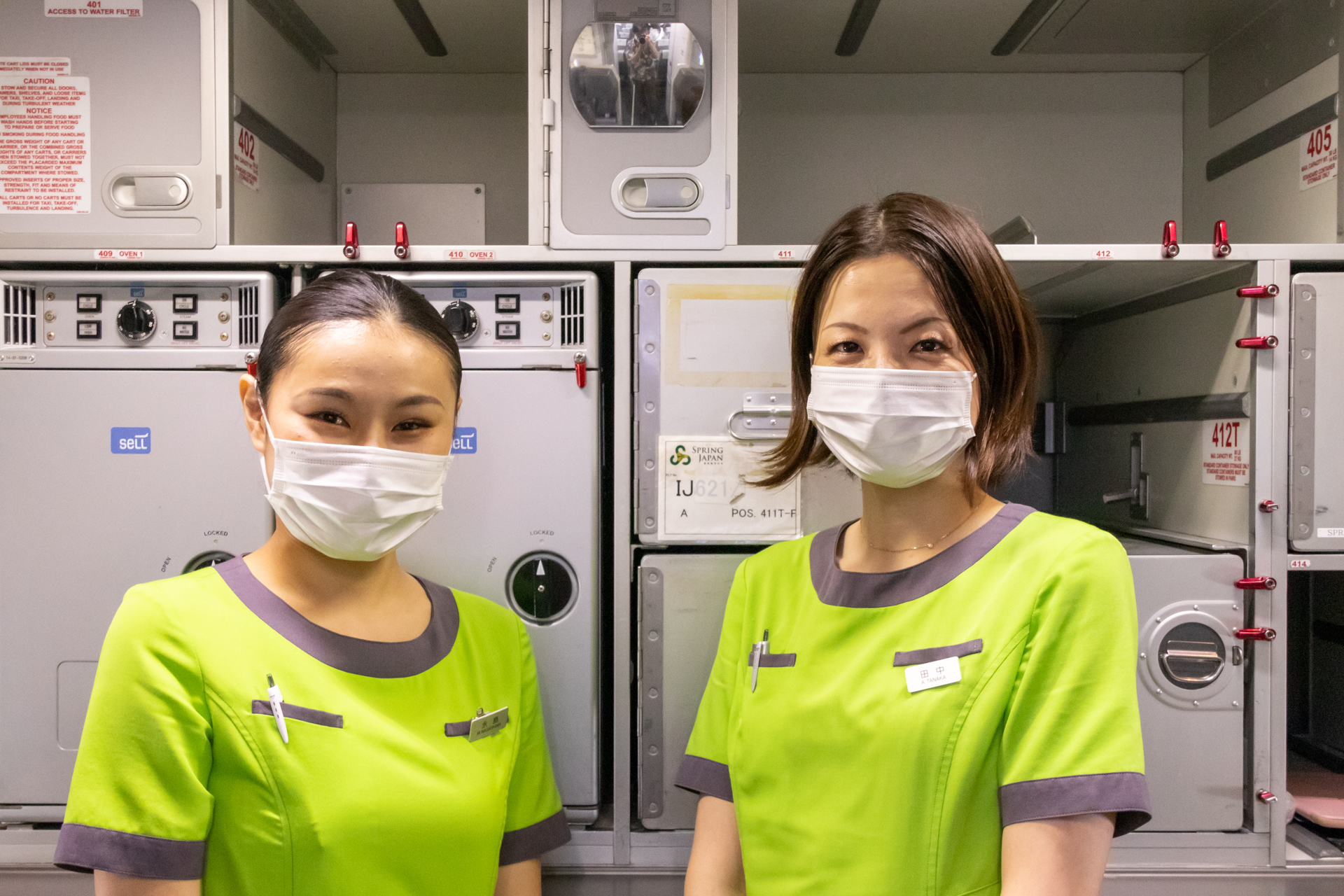 にこやかに撮影に応じてくれたCAの永島さんと田中さん