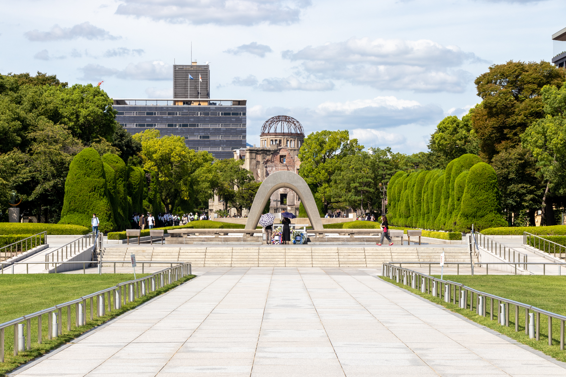 やはりここは特別な場所。行き交う人の多くが手を合わせていた