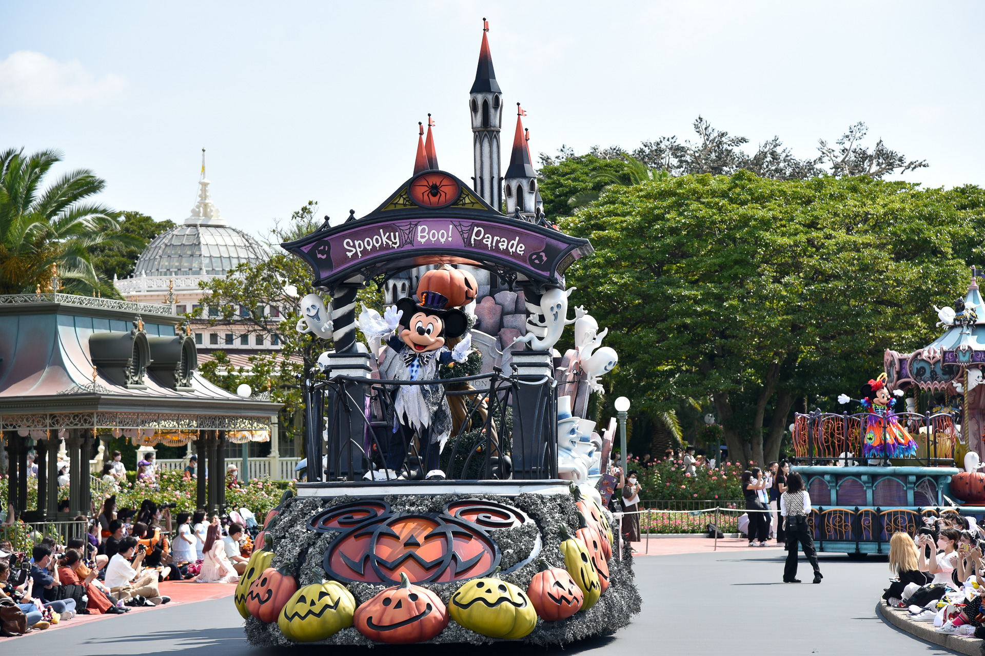 怪しげなコスチュームをまとってディズニーの仲間たちがハロウィーンをお祝い！
