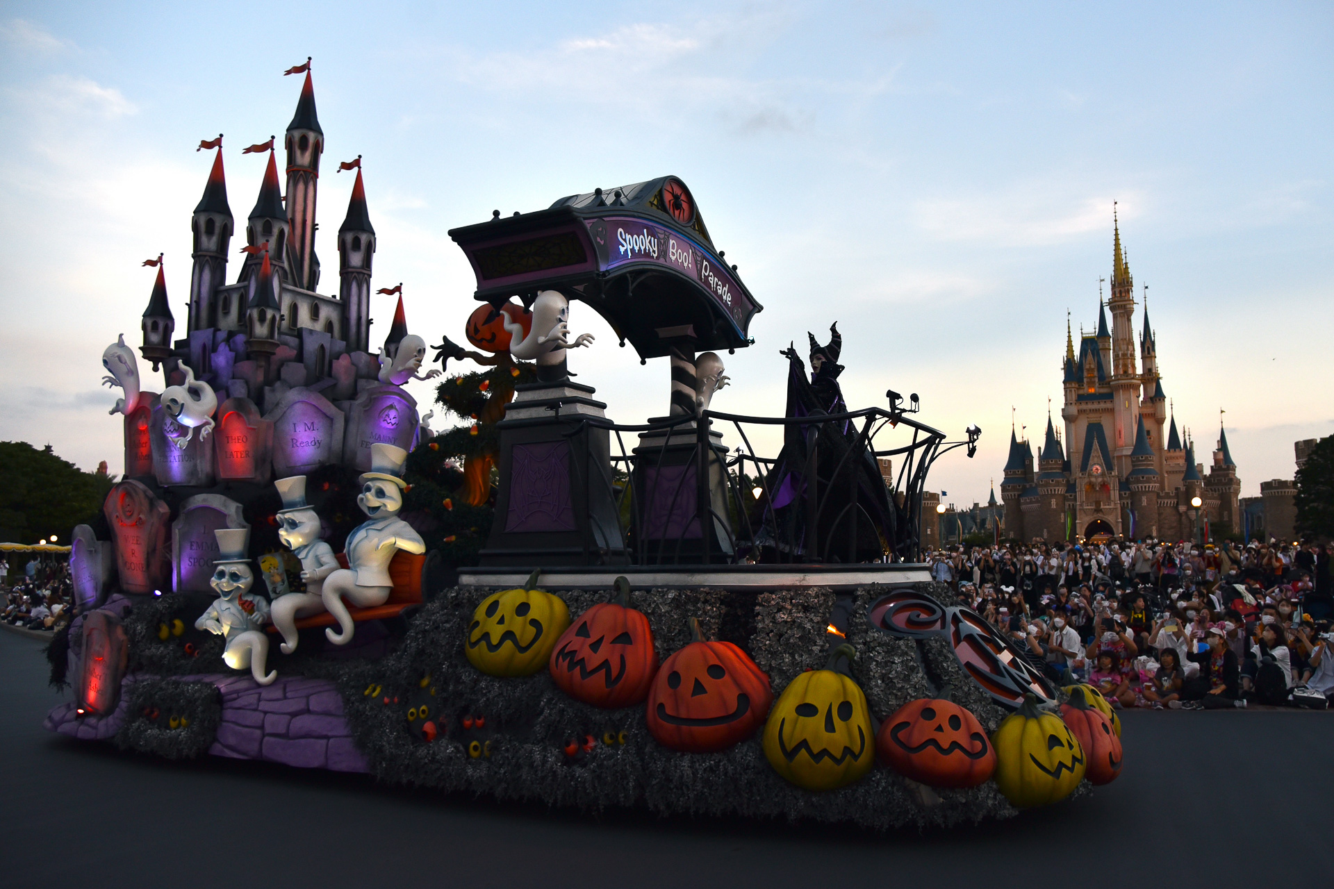 「スプーキー“Boo！”パレード」をヴィランズが乗っ取り、ダークなハロウィーンな世界へ
