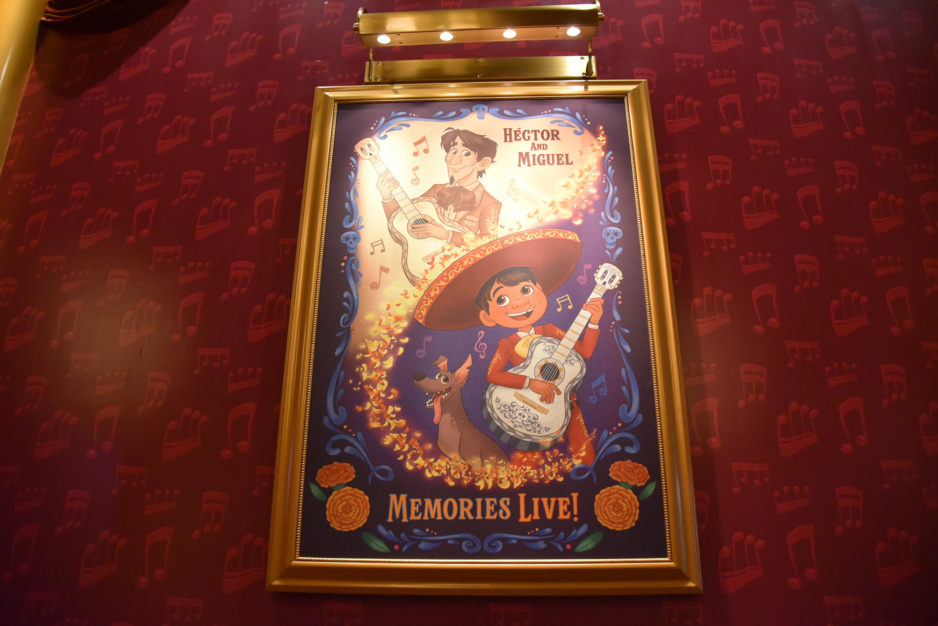新たに加わった「リメンバー・ミー」のポスター。ミゲルとヘクターたちが描かれています