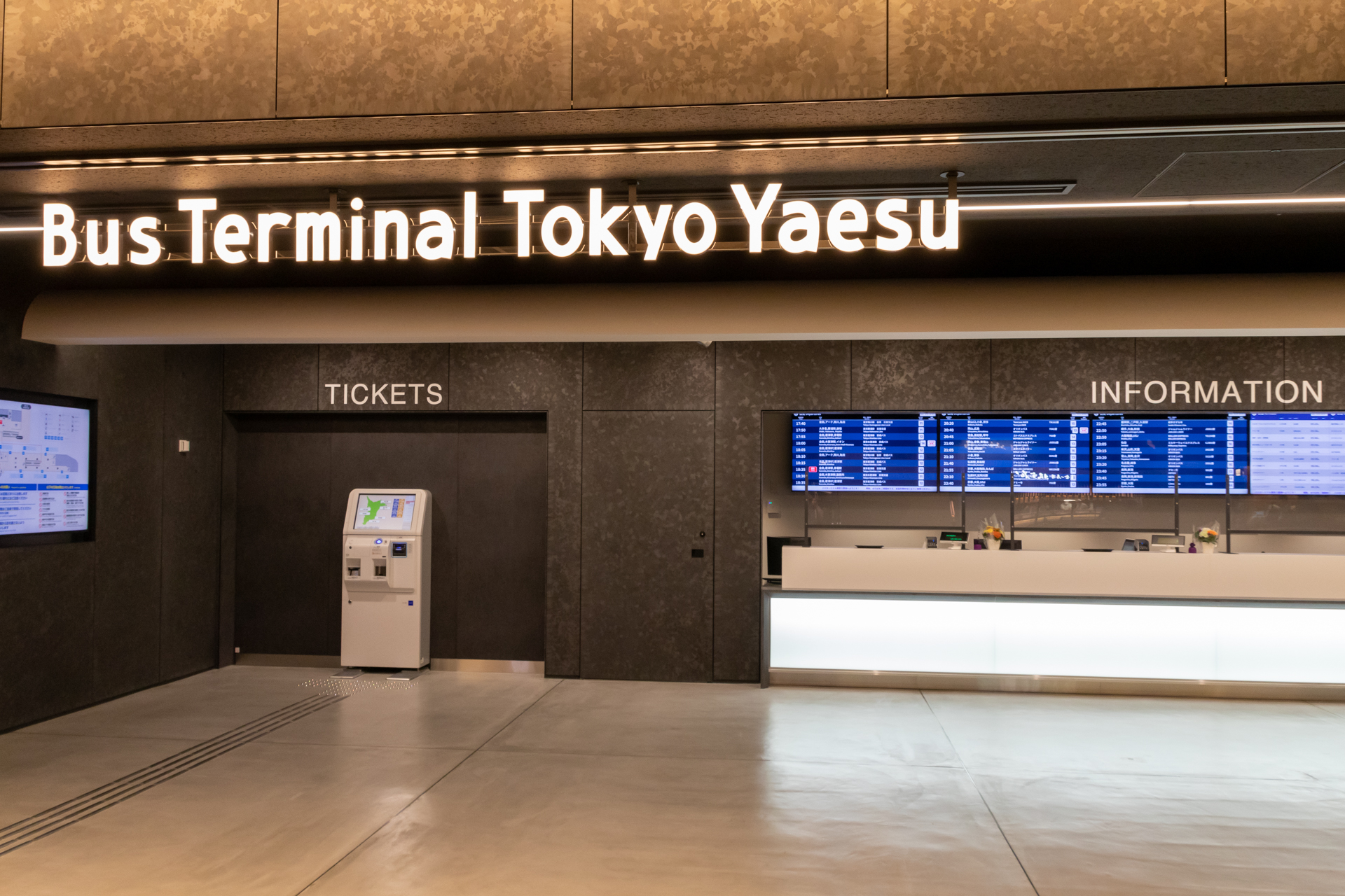 地下1階にある案内カウンター。インバウンド対応として英会話ができるスタッフも配置する予定