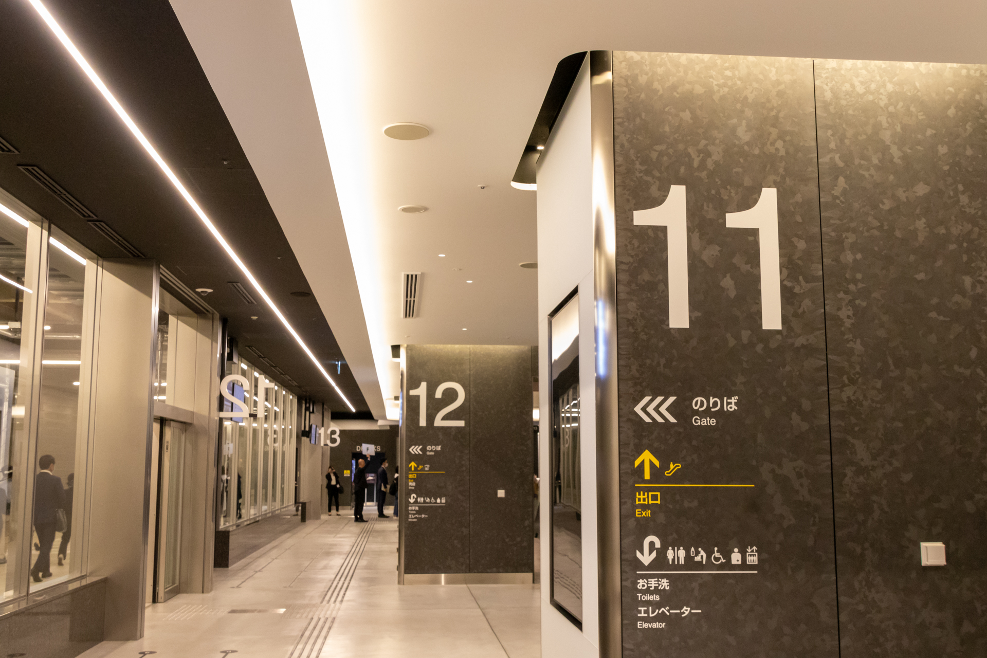 地下2階にあるバスターミナル東京八重洲の乗降エリア。11～16まで6つの乗降用バースが整備されている