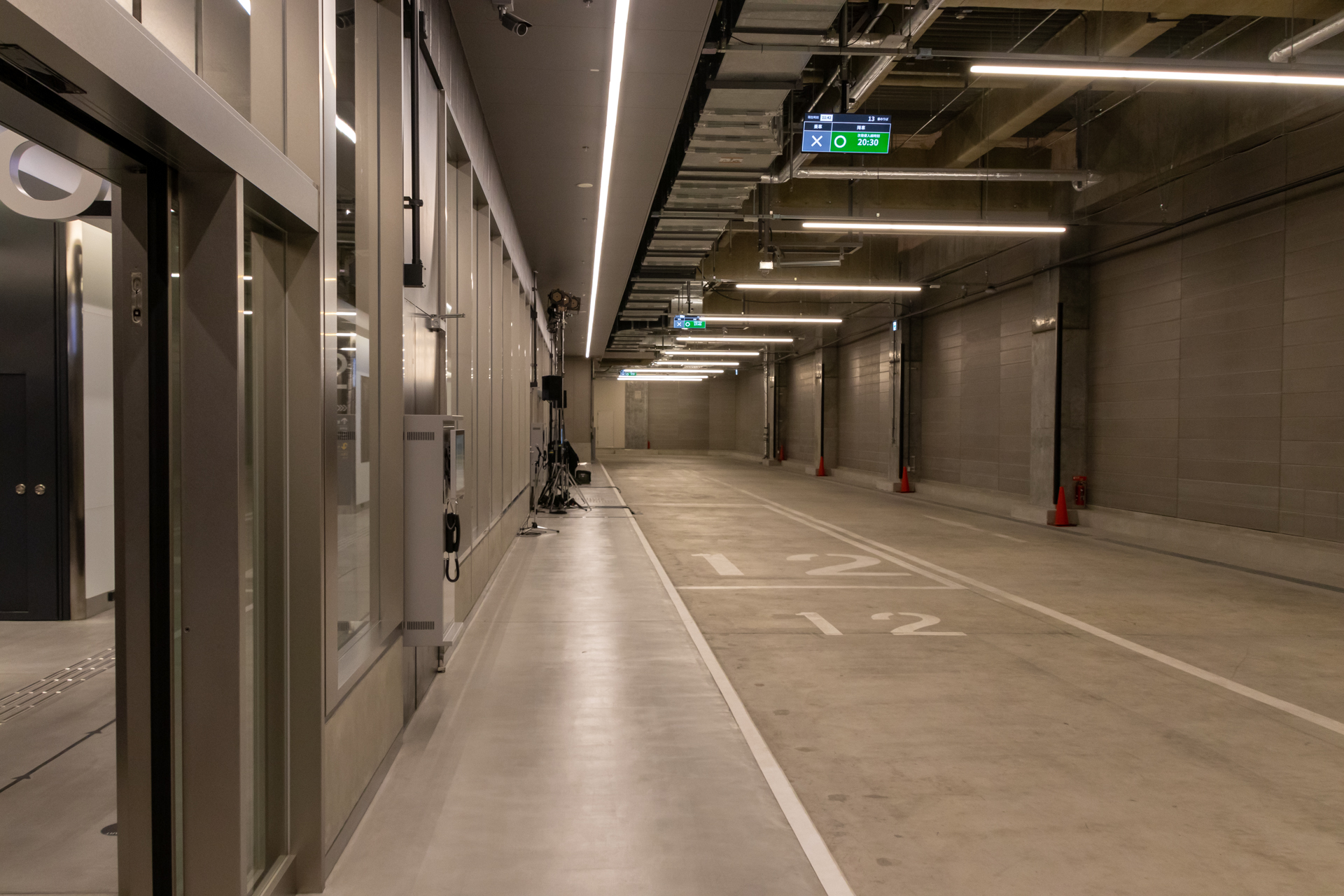 乗降場と待合スペースはガラスで完全に仕切られている。自動ドアも乗降時のみ開く仕組みだ