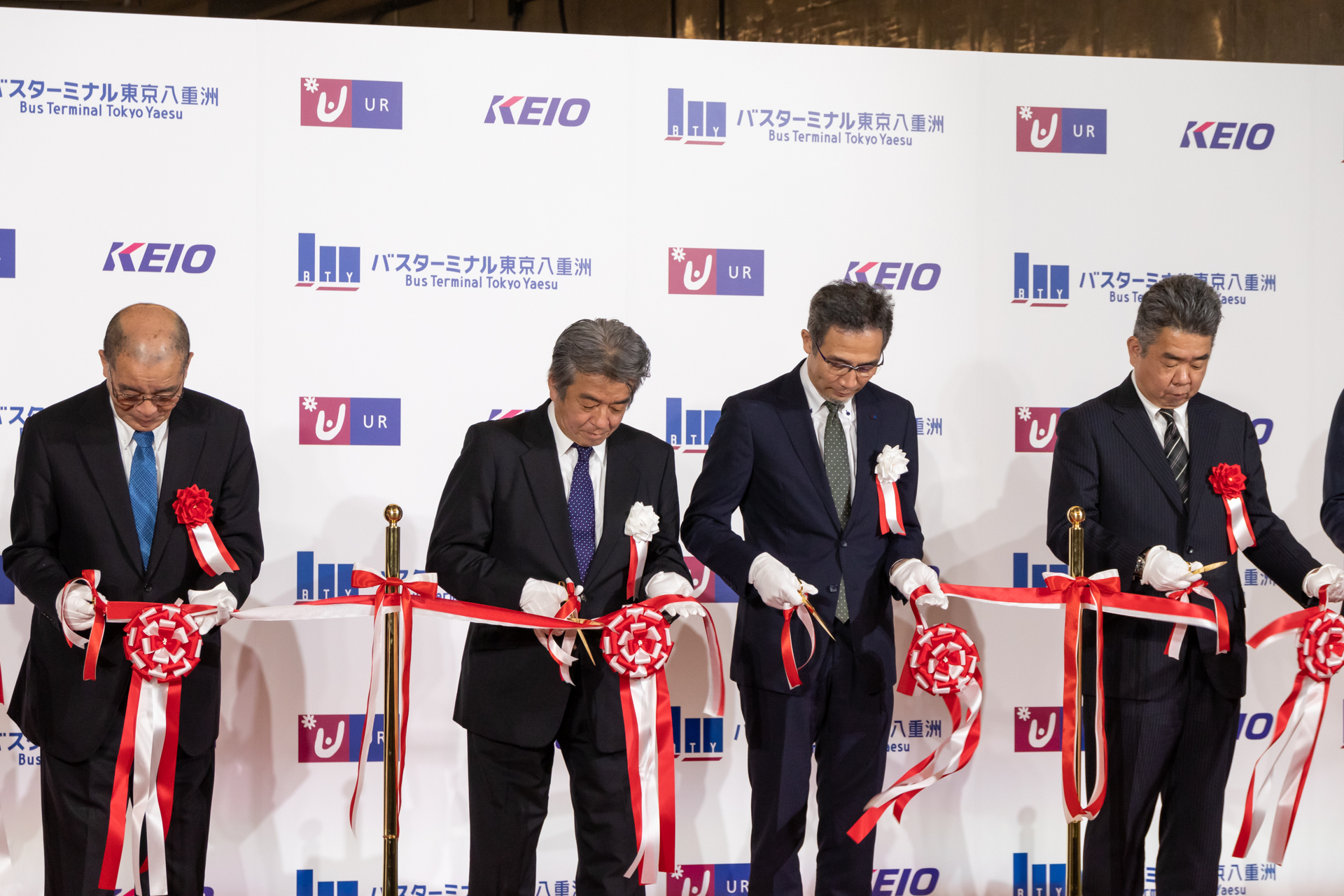 テープカットの様子