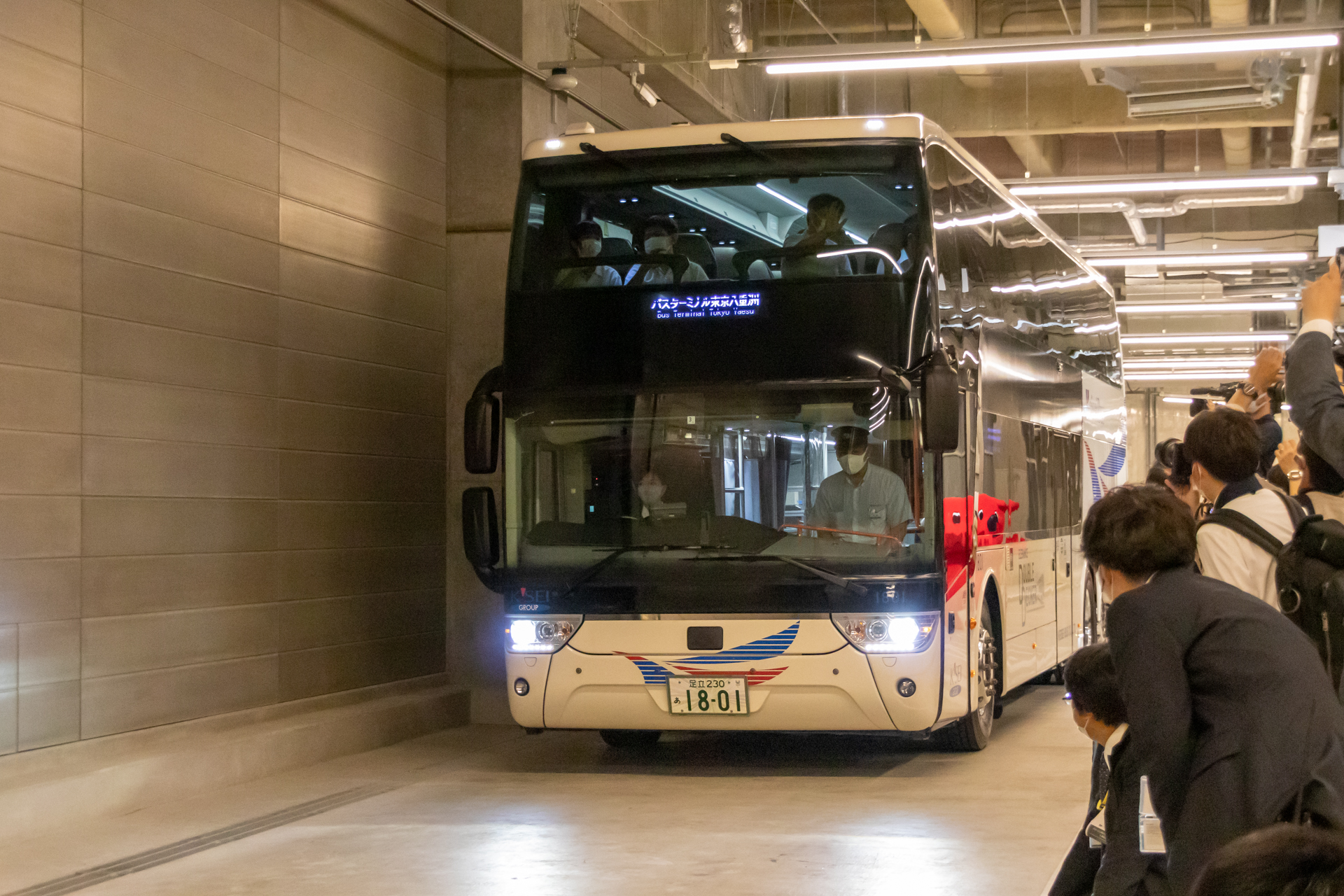 生徒を乗せたバスが出発