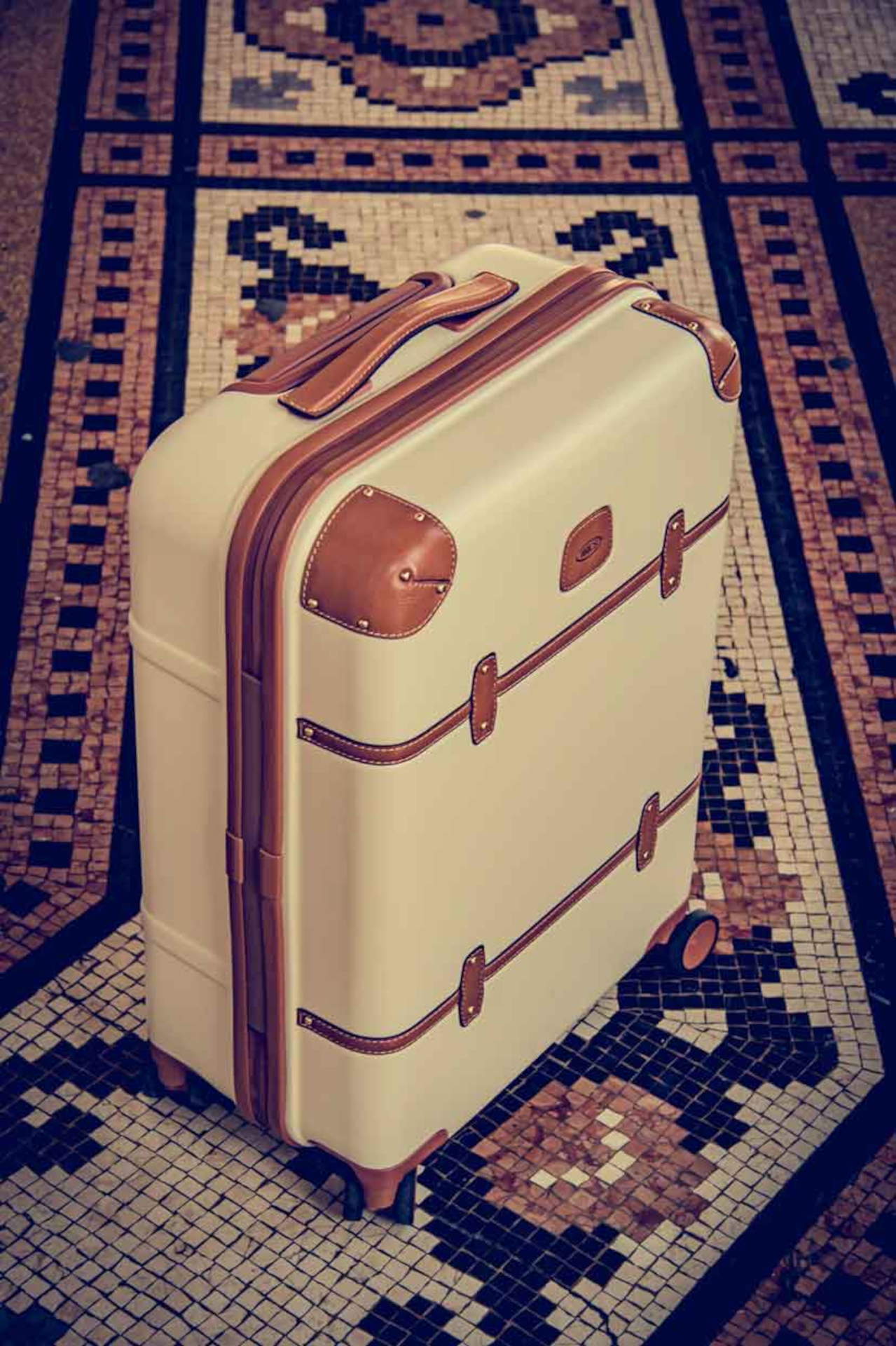 伝統的なデザインと機能性を兼ね備えた「ベラージオ」は全6型（7万9200円～9万6800円）。定番カラーはブラックやクリームなど