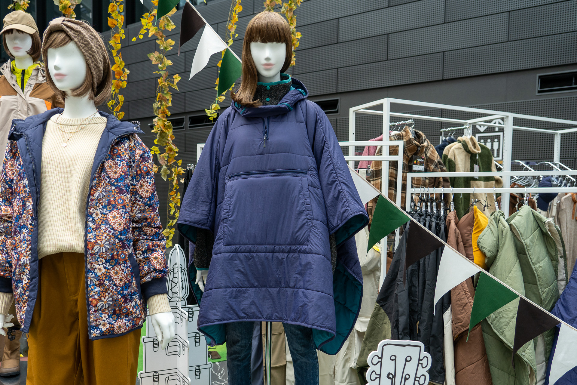 レディースではこのポンチョが大注目。実は多様に使える便利アイテムなのだ