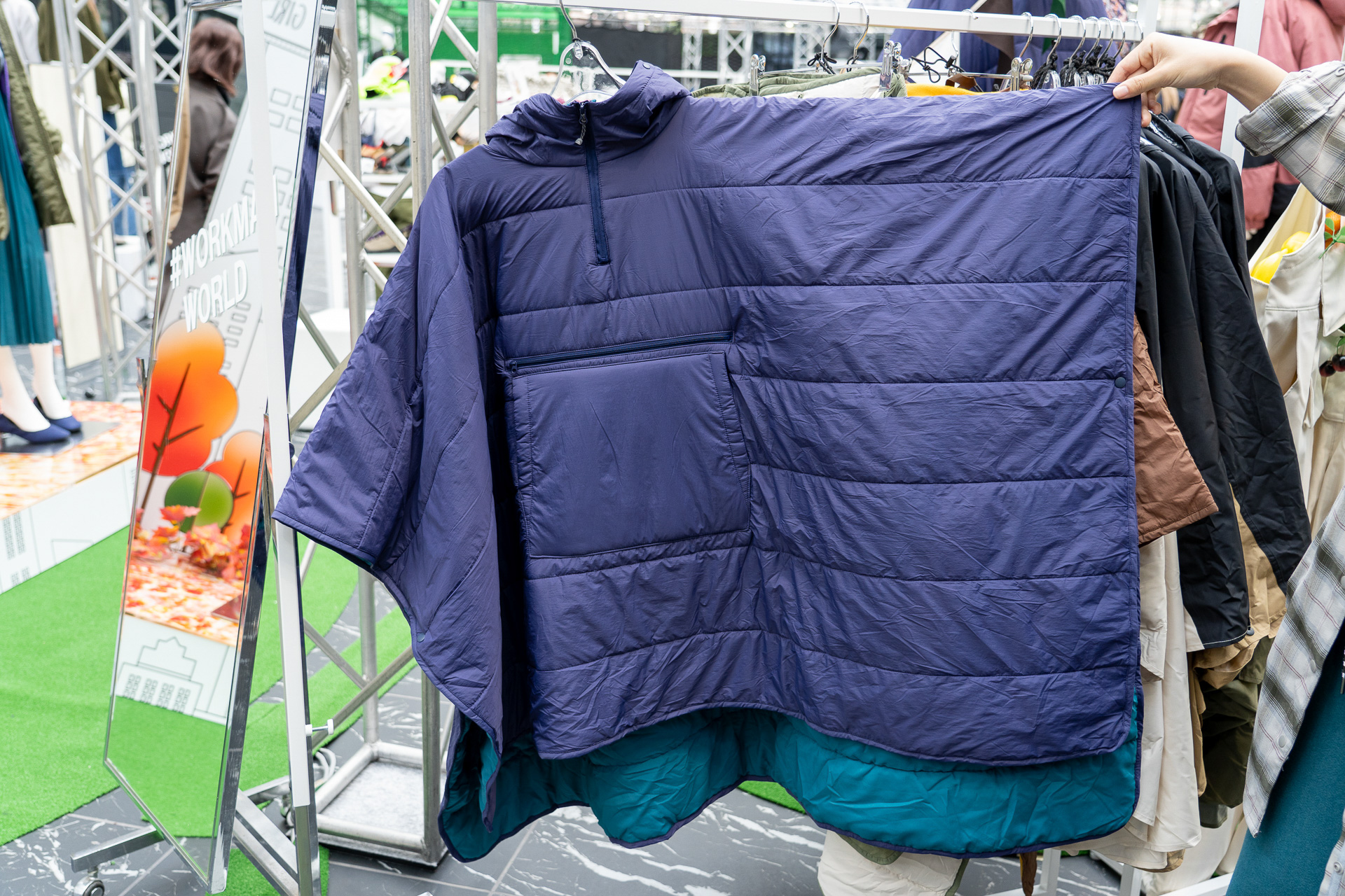 Web限定商品で3900円。肌寒いときにはポンチョとして、オフィスではブランケットに、収納時にはクッションに早変わり