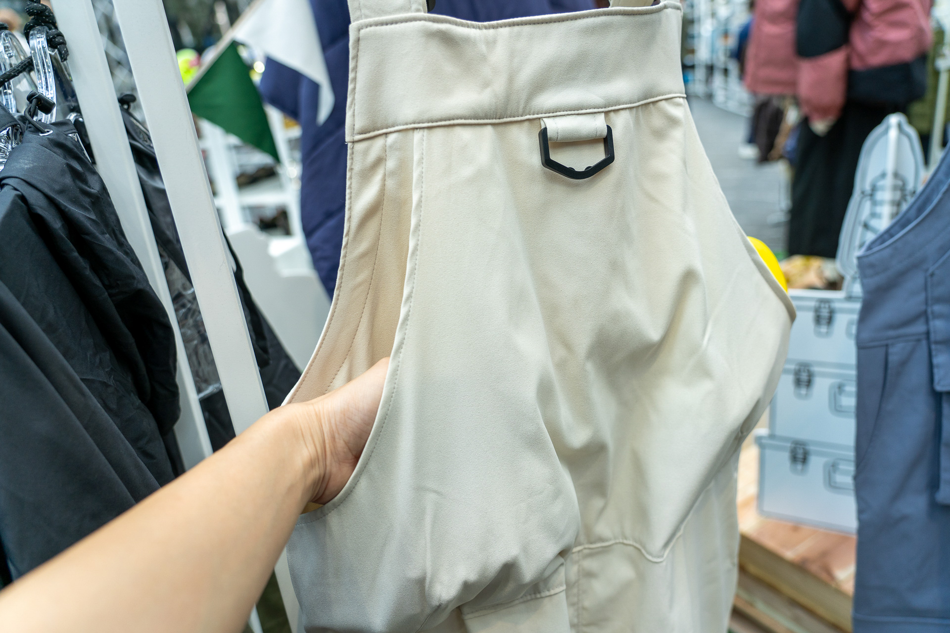 背中側の大きなポケットはリュックいらず