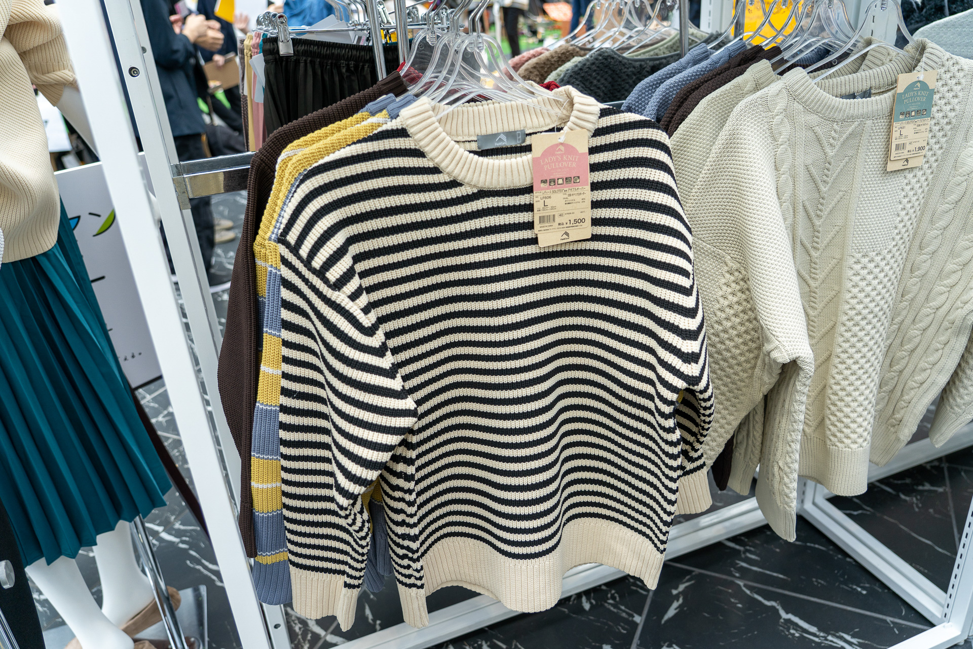 SOLOTEX素材のニットは8月下旬から販売中。型崩れしにくい機能性がウリ