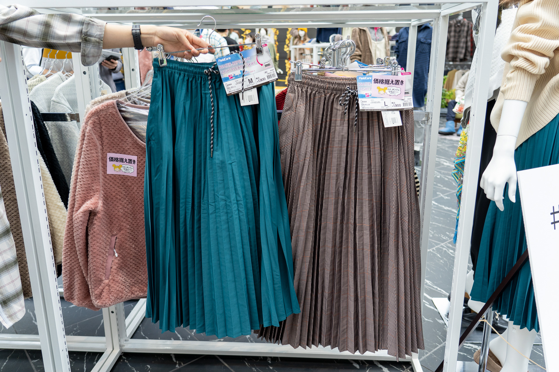 昨年バズりにバズったスカート「撥水ライトプリーツスカート」にチェック柄が新登場。10月発売予定