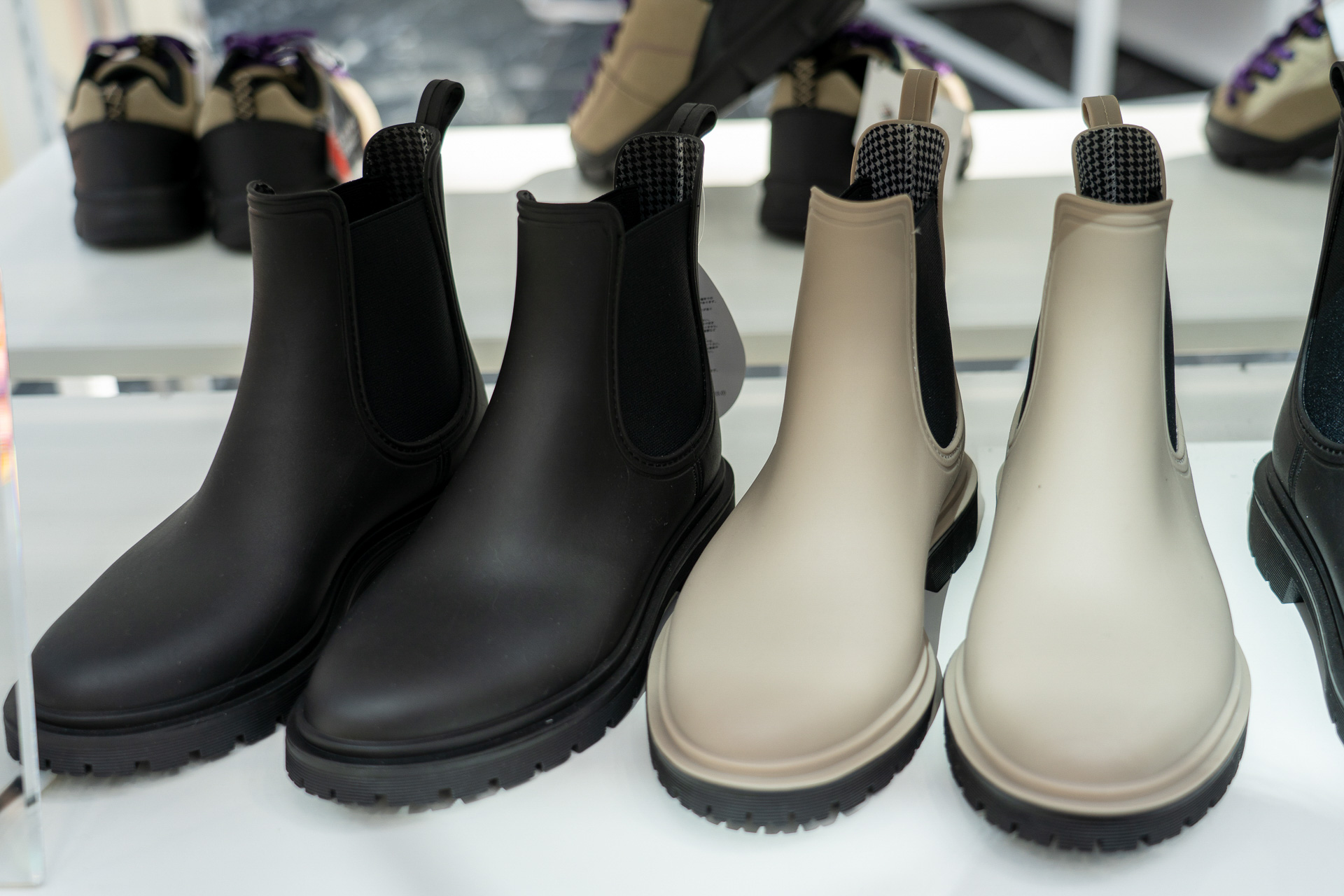 足首のホールドで雨を通さない防水サファリブーツサイドゴア（1900円）