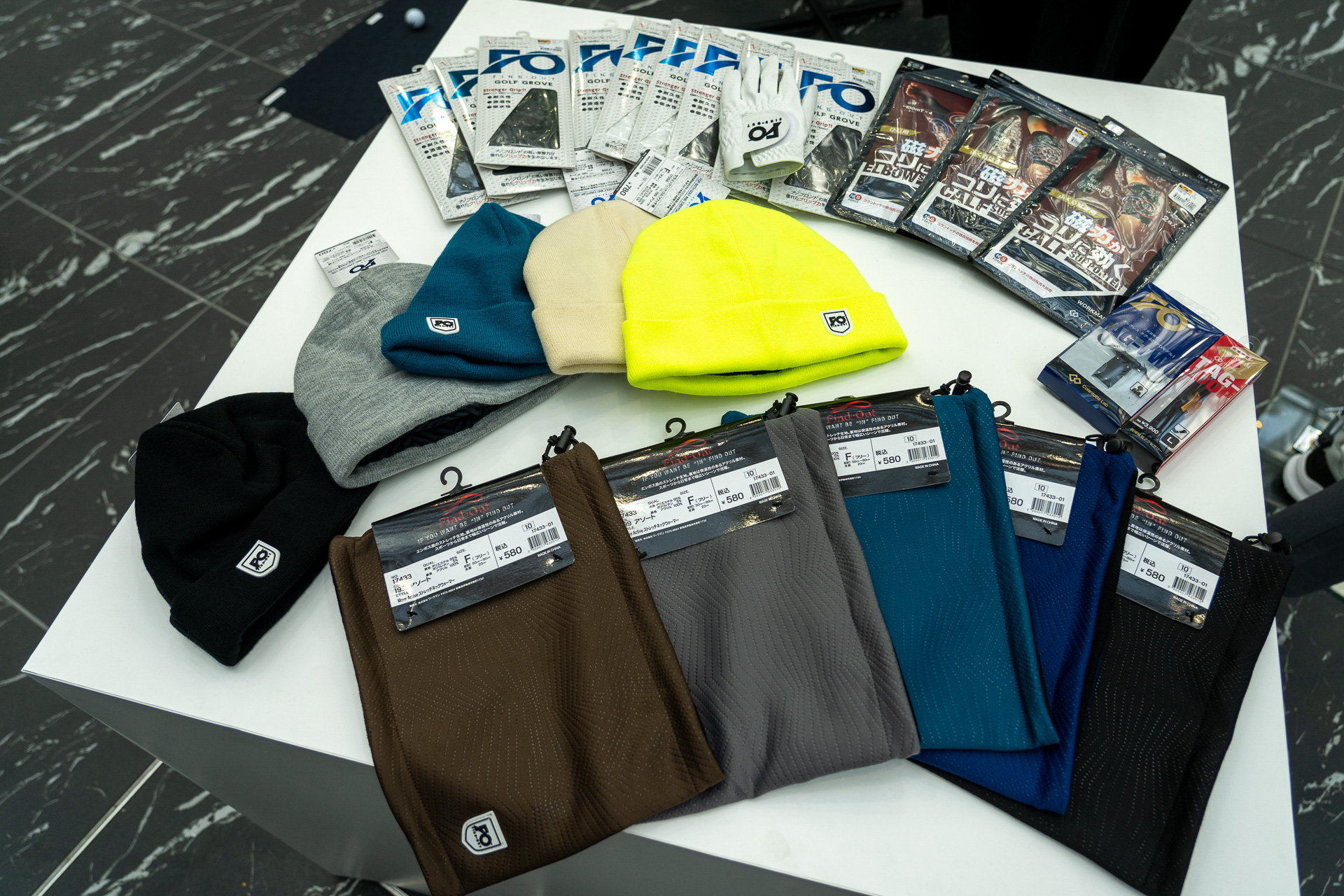 ネックウォーマーやゴルフグローブなど