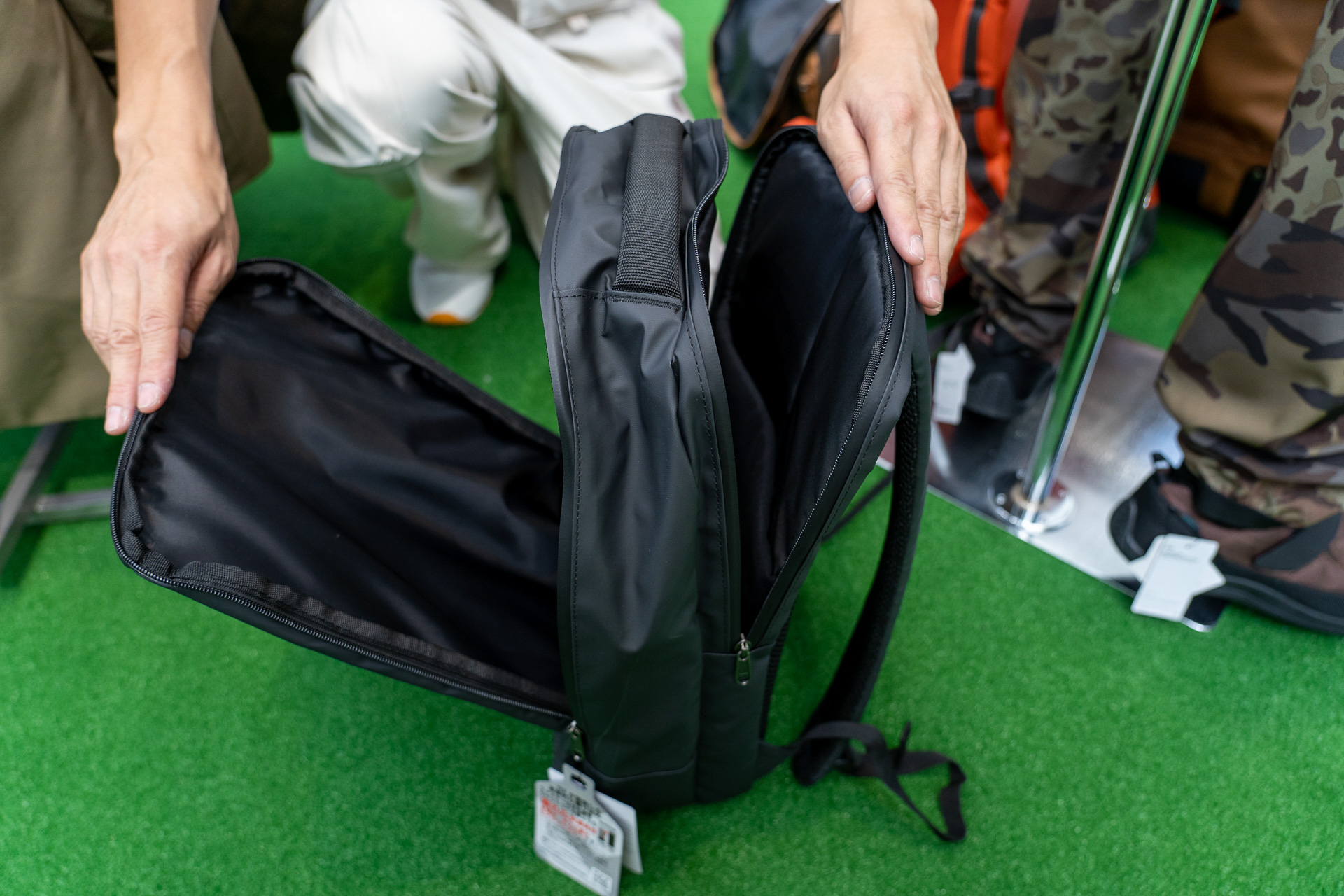 A4サイズもすっぽりのサイズで通勤通学によい感じ