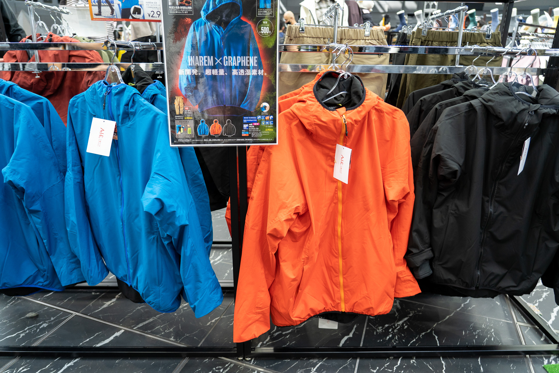 新商品「INAREM AIRウォームジャケット（2900円）」は超軽量、高透湿素材の注目アイテム。INAREMライトウォームパンツとコーディネイトも