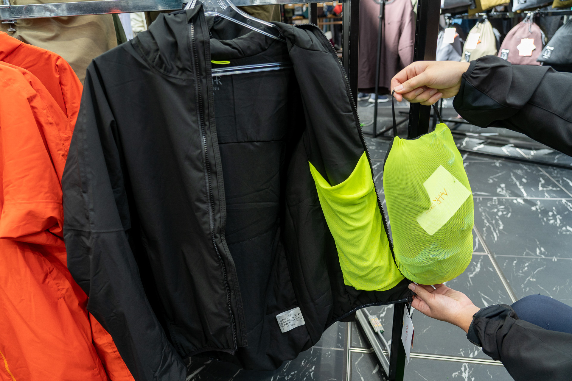 左内側のポケットに折りたたんでしまえるパッカブル仕様