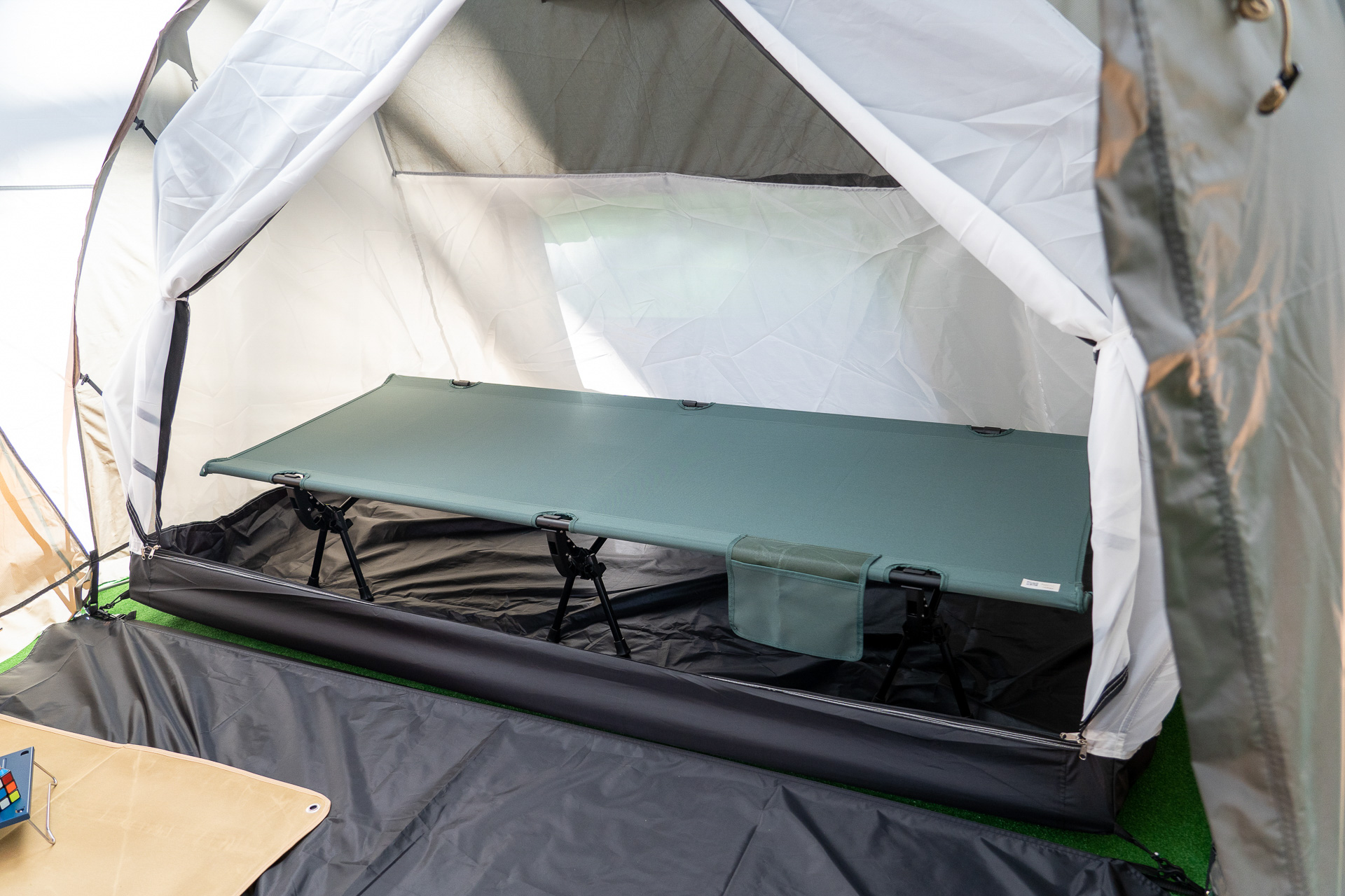 FLC02燃え広がりにくいアルミコット（5800円）は11月下旬発売予定