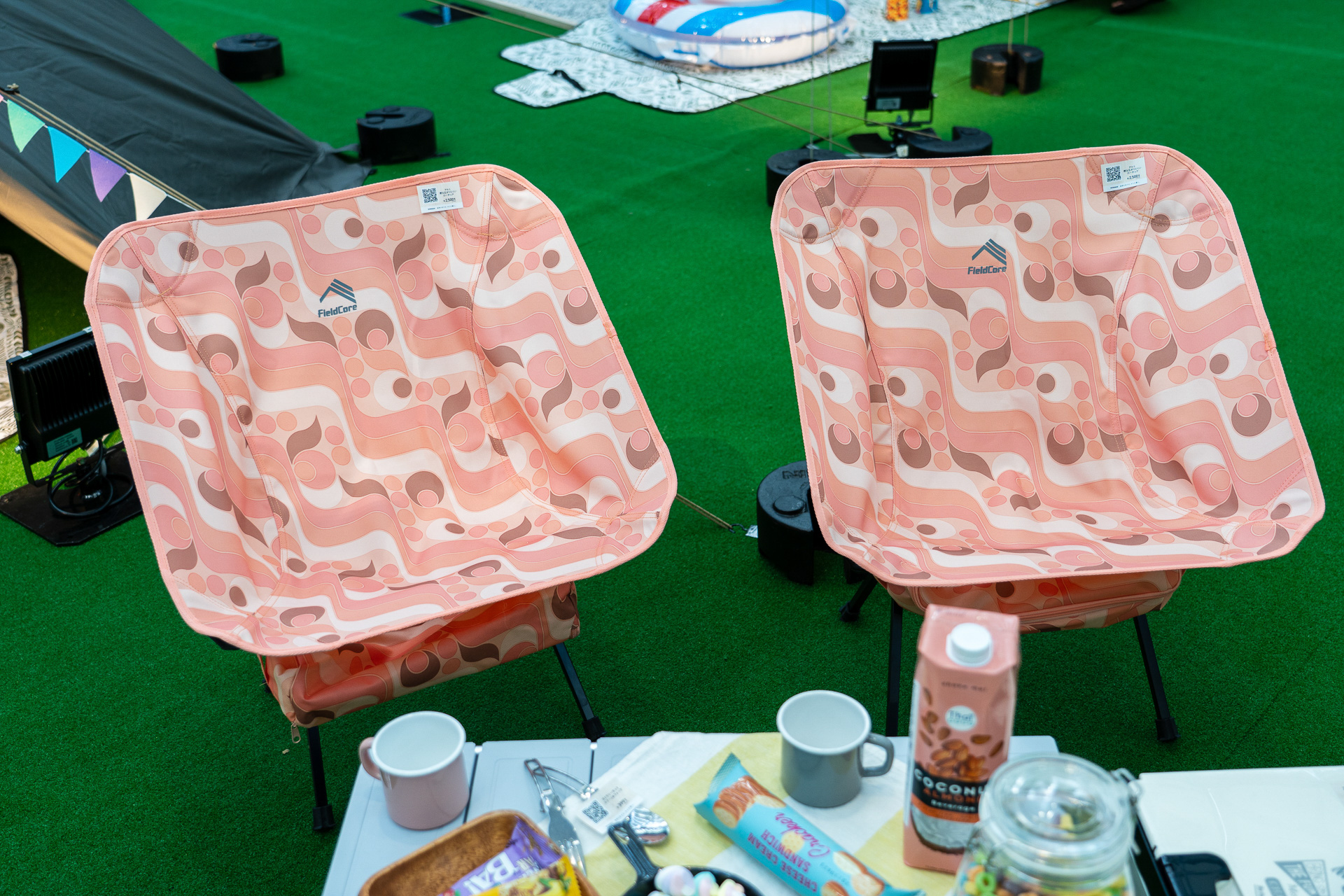 FCC07アルミ燃え広がりにくいローチェア（2500円）。アルミニウム製フレームの軽量モデルが10月下旬発売予定