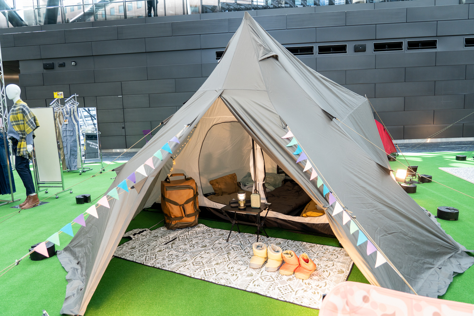 耐久撥水ピラミッドシェルター（3人用）は1万9800円。ワンポールテントの機動力とパップテントの居住性を併せ持つアイテム