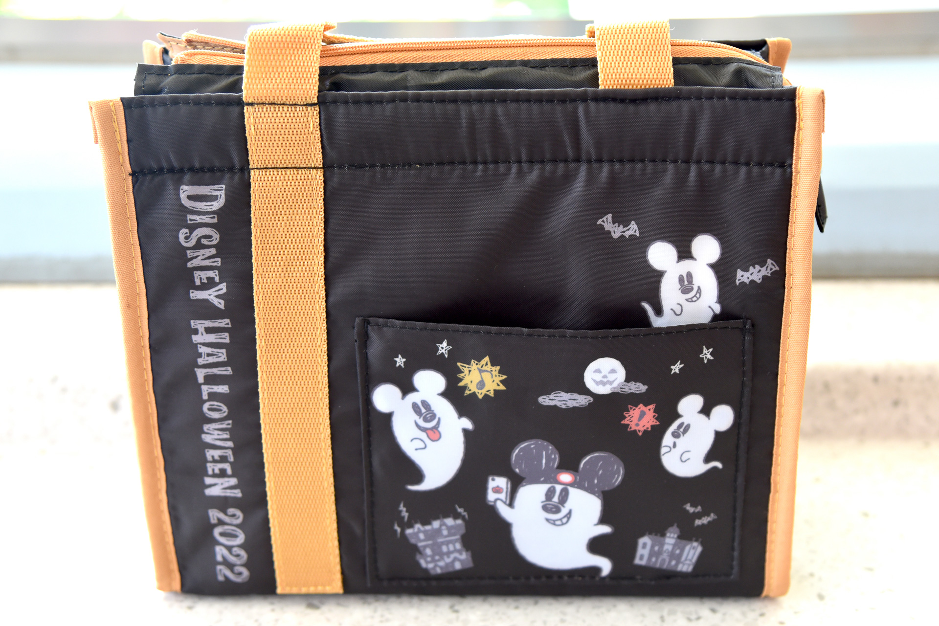 パークでゴーストがはしゃぐ姿がイラストに。「スーベニアランチケース」