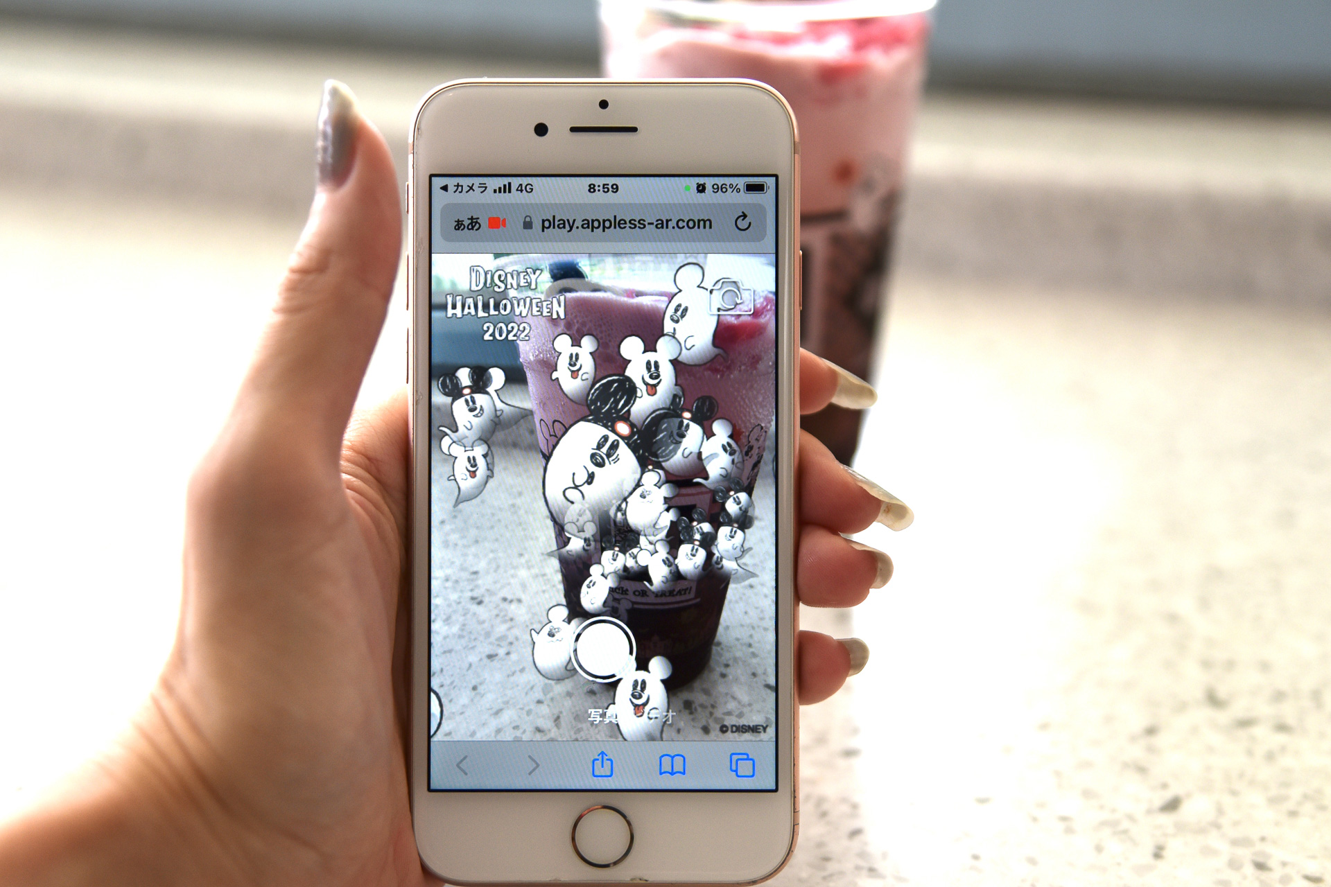 カップにカメラをかざすとゴーストたちが勢いよく飛び出してきます