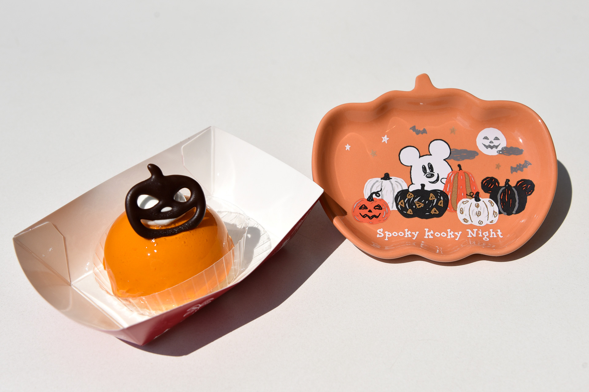 プレートもチョコも味もカボチャづくし。「パンプキンムースケーキ、スーベニアプレート付き」