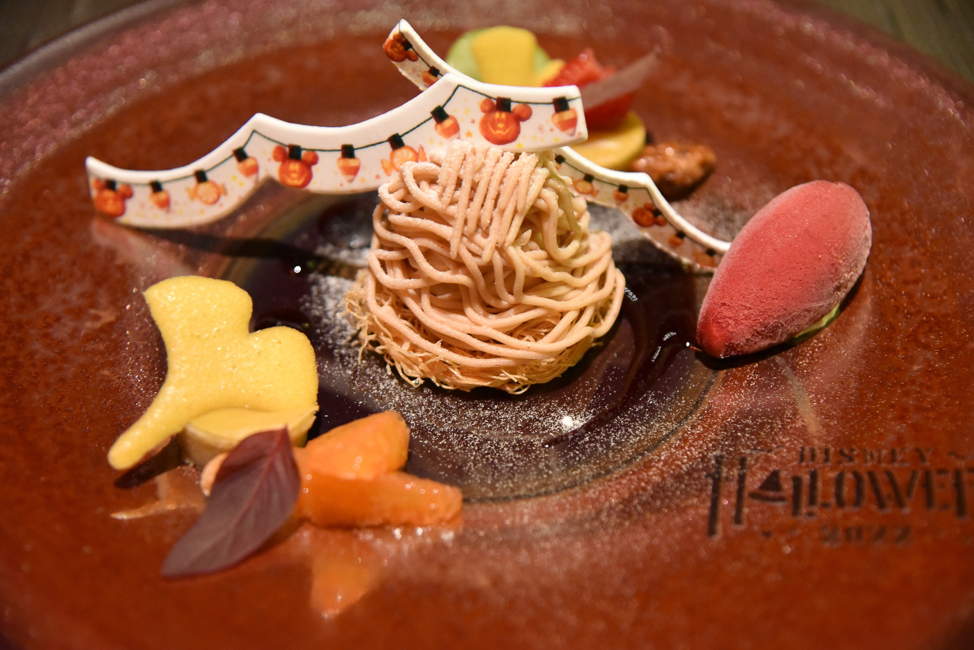 中央にモンブラン、イチョウや落ち葉も。「サツマイモのガレットとモンブラン カシスソルベ」