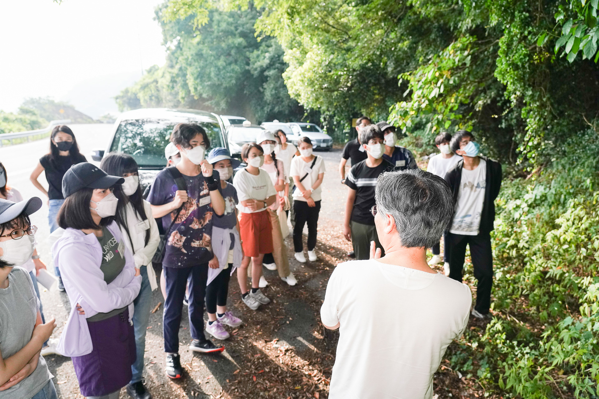 選ばれた生徒たちは、当日知らされた場で、突然に課題や問題を投げかけられる。海沿いで突然現われた朽ちた石垣のような岩肌が見える崖で思いを巡らす。「なんなんだコレは？」