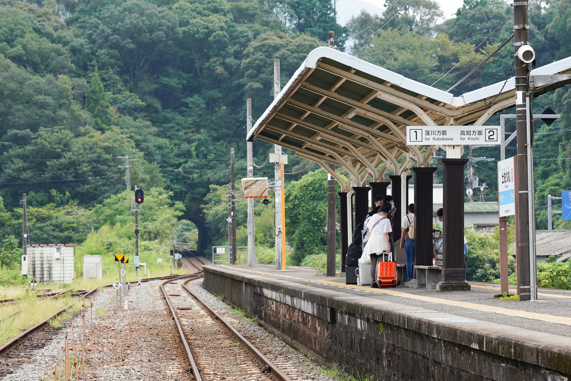 目的地のみ告げられるが、実際の移動は生徒たちがみずから考えて行動する。四国の無人駅、土佐久礼駅にて