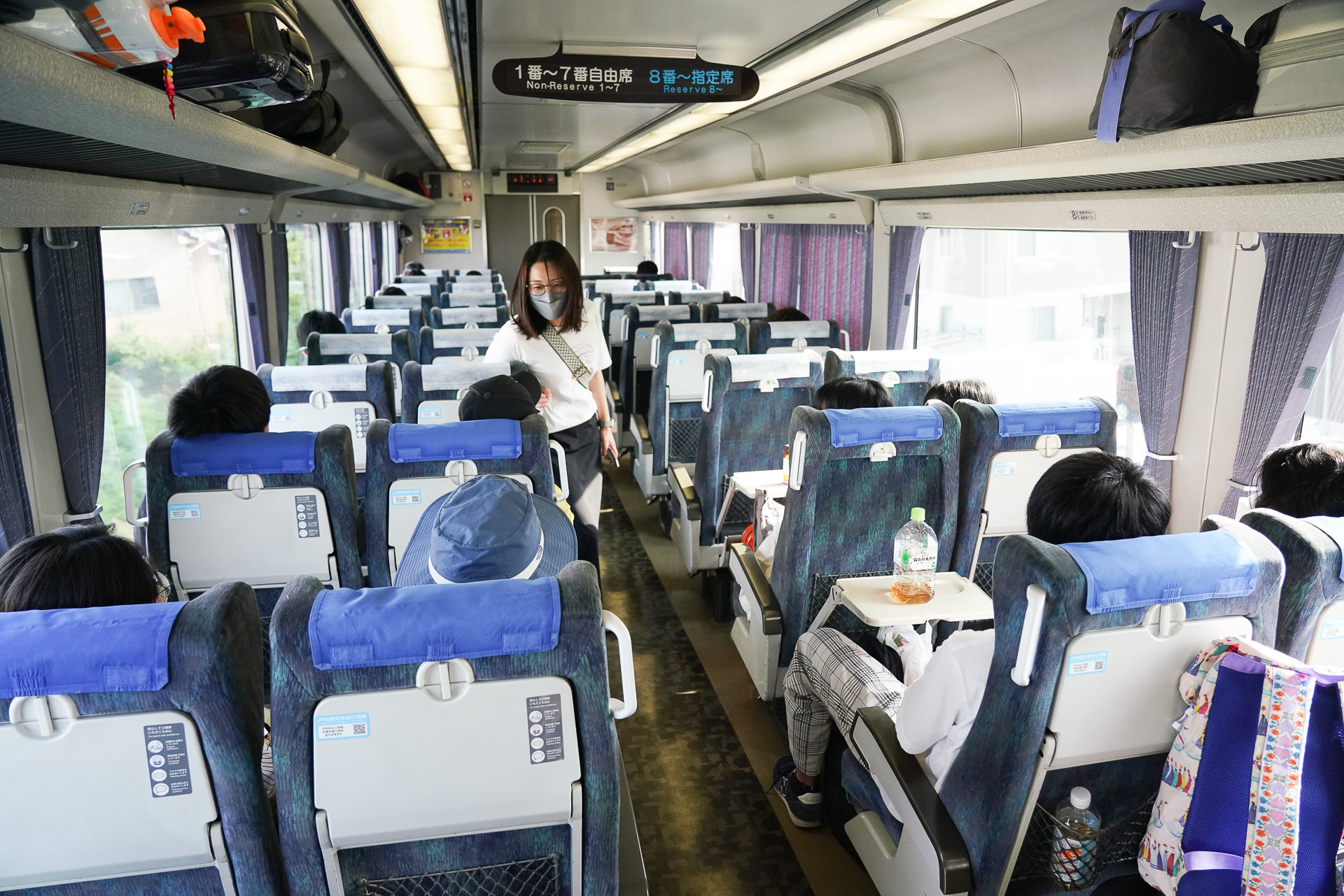 発車してしばらくしてスタッフが、この座席のエリアはメンバーだとネタばらし