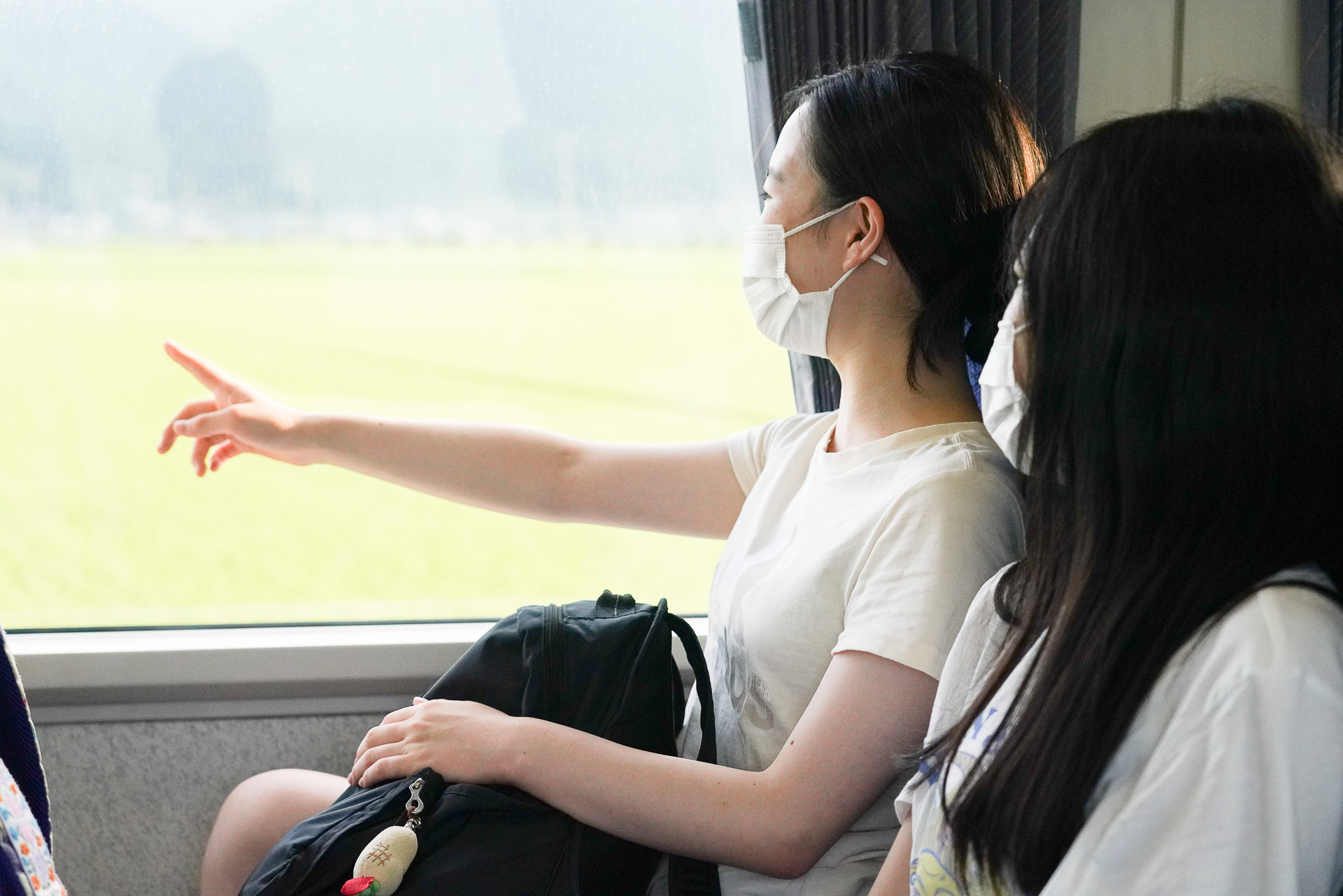 スグに隣同士の席で打ち解けている