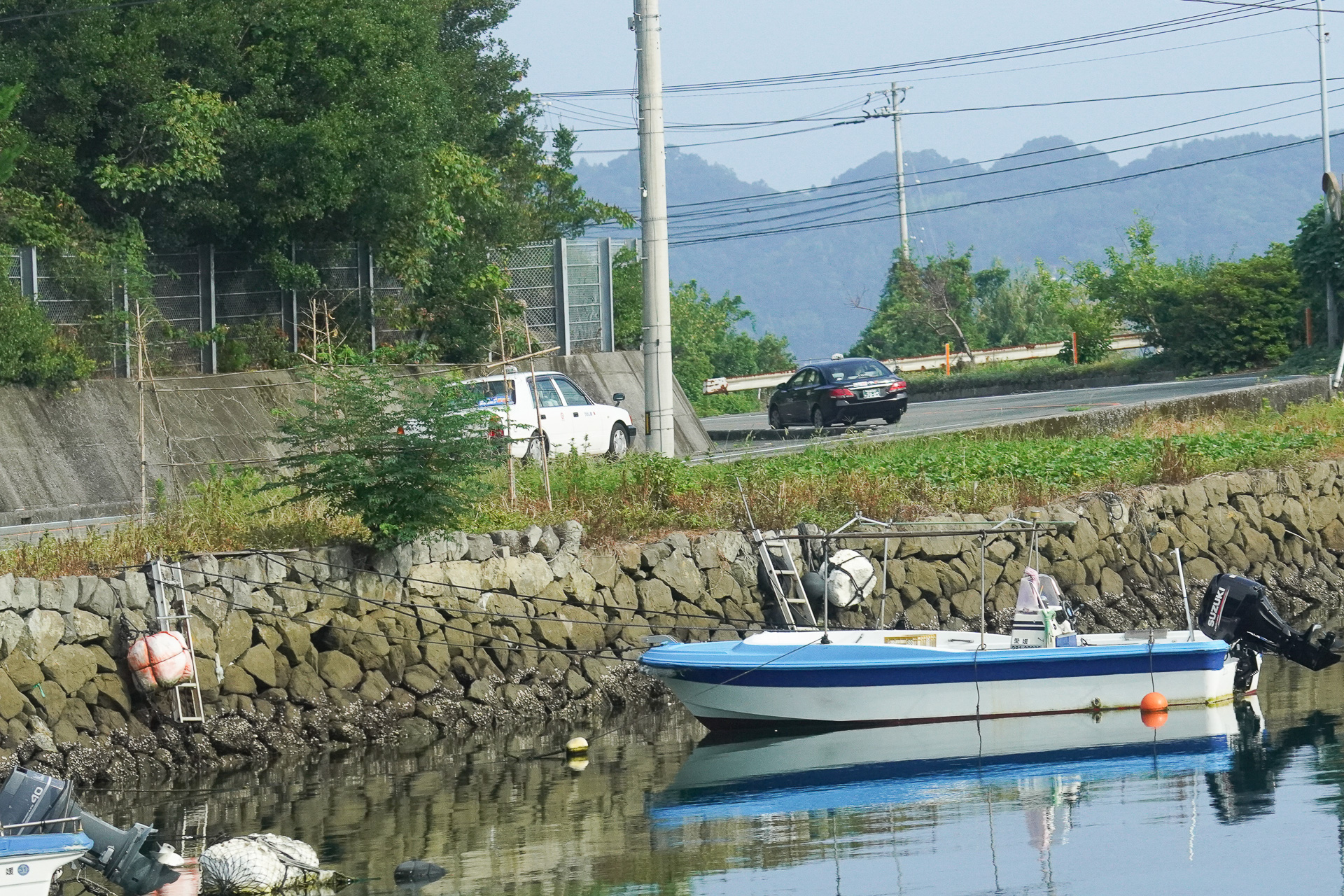 タクシーは海岸線沿いの道を進む
