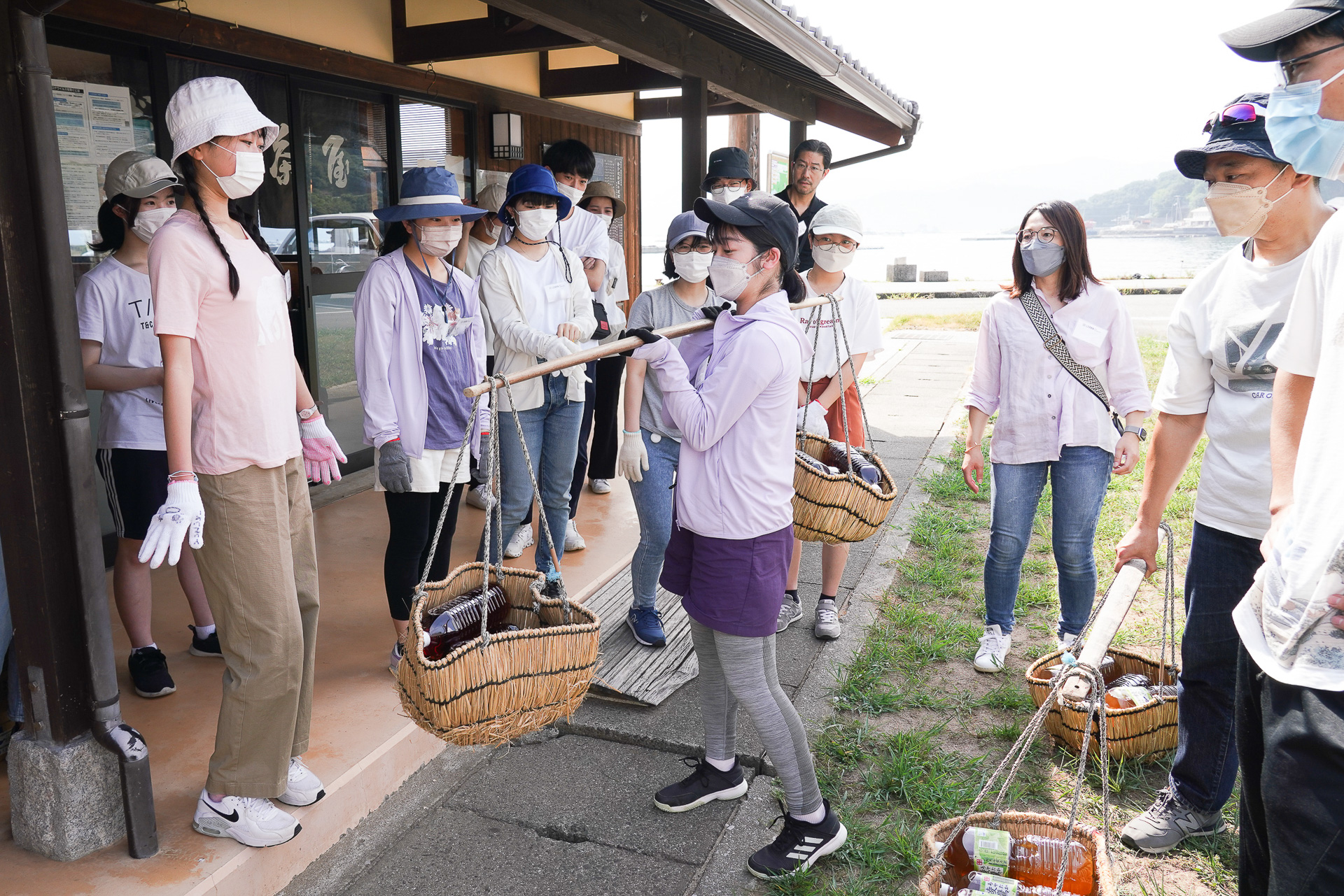 ペットボトルを入れた天秤を担いでみる。これを段畑の上まで実際に担ぎ上げてみる
