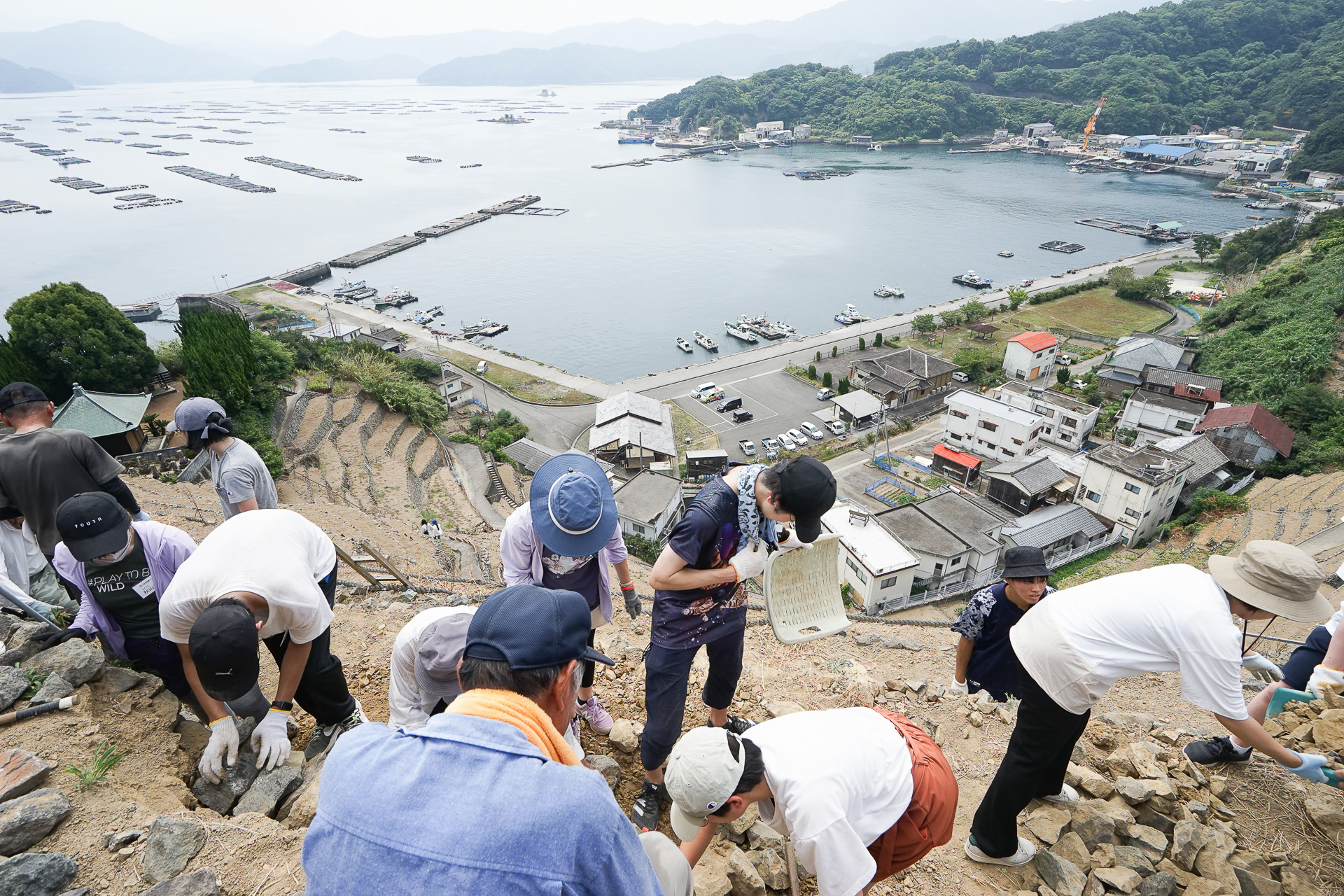 次は石を積み上げていく