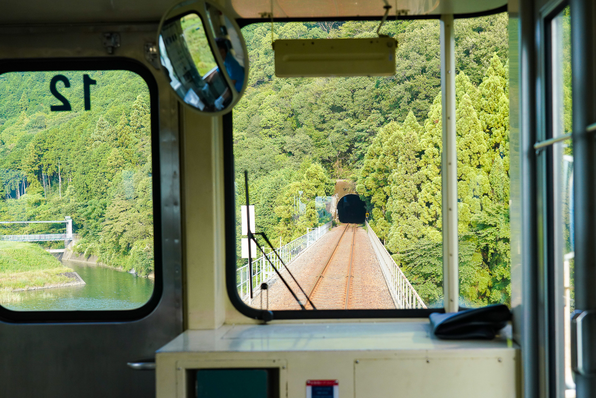 きれいな景色の山間をゆっくり進む